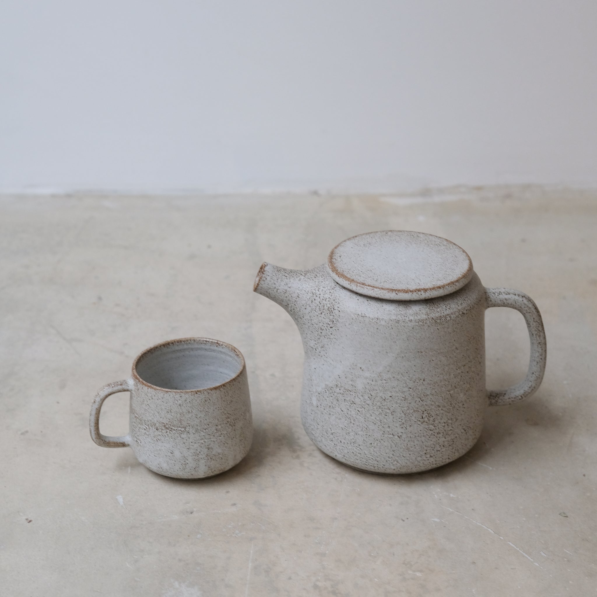 Theière en grès - blanc et brun moucheté de Laurence Labbé chez Brutal Ceramics