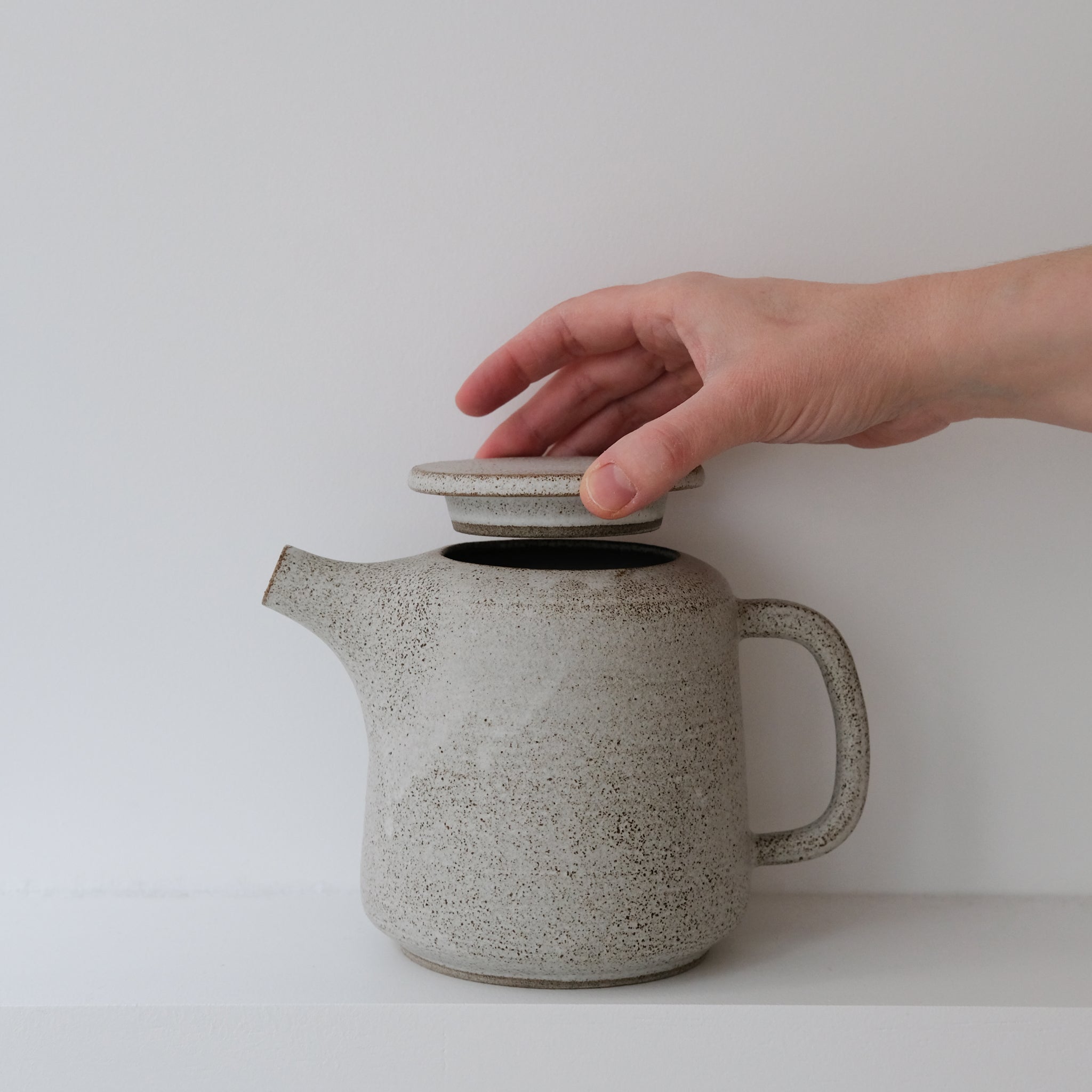 Theière en grès - blanc et brun moucheté de Laurence Labbé chez Brutal Ceramics