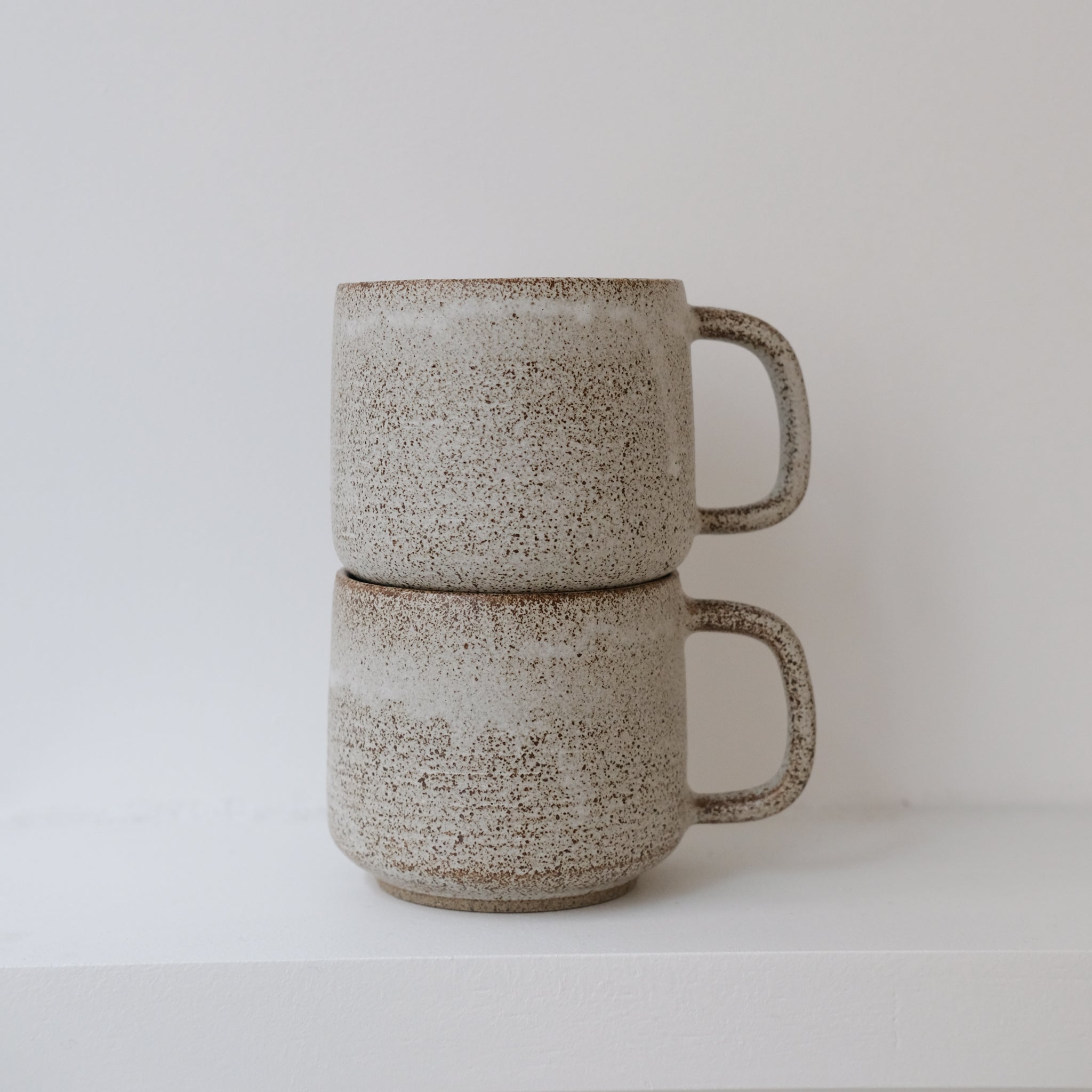 Mug en grès blanc et brun moucheté de Laurence Labbé chez Brutal Ceramics