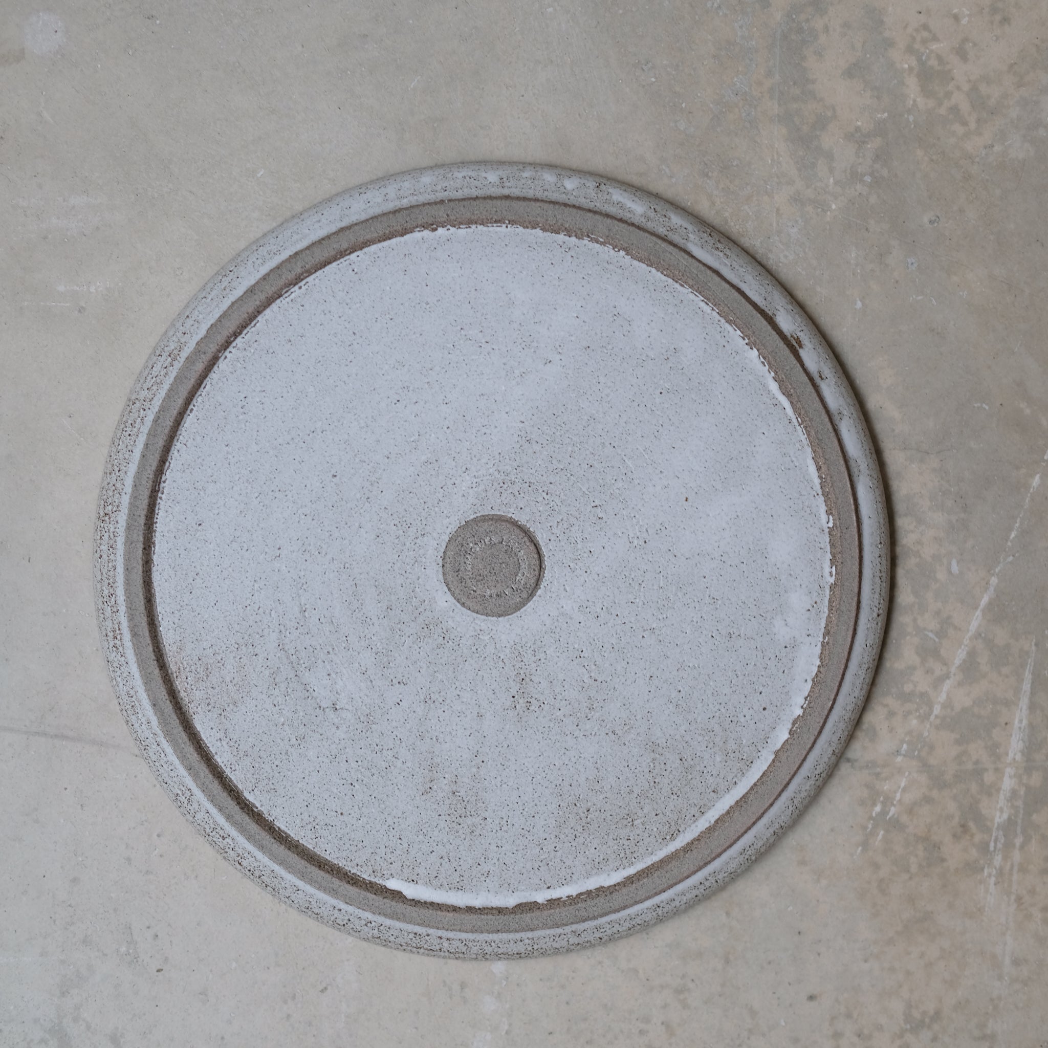 Assiette D24cm blanc moucheté de Laurence Labbé chez Brutal Ceramics