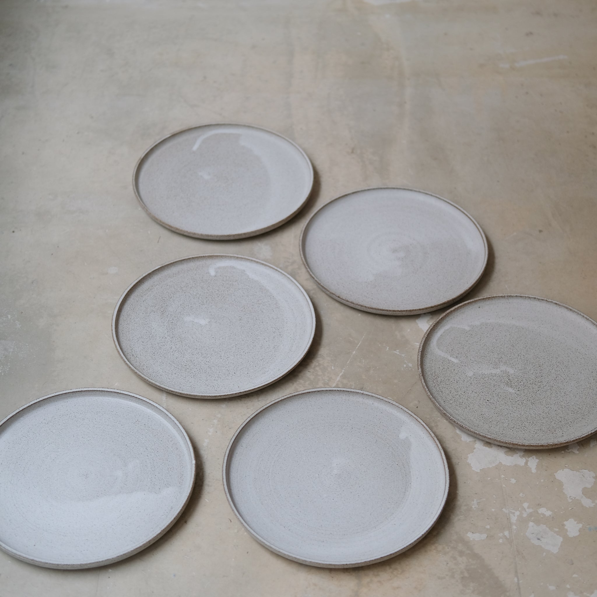 Assiette D24cm blanc moucheté de Laurence Labbé chez Brutal Ceramics
