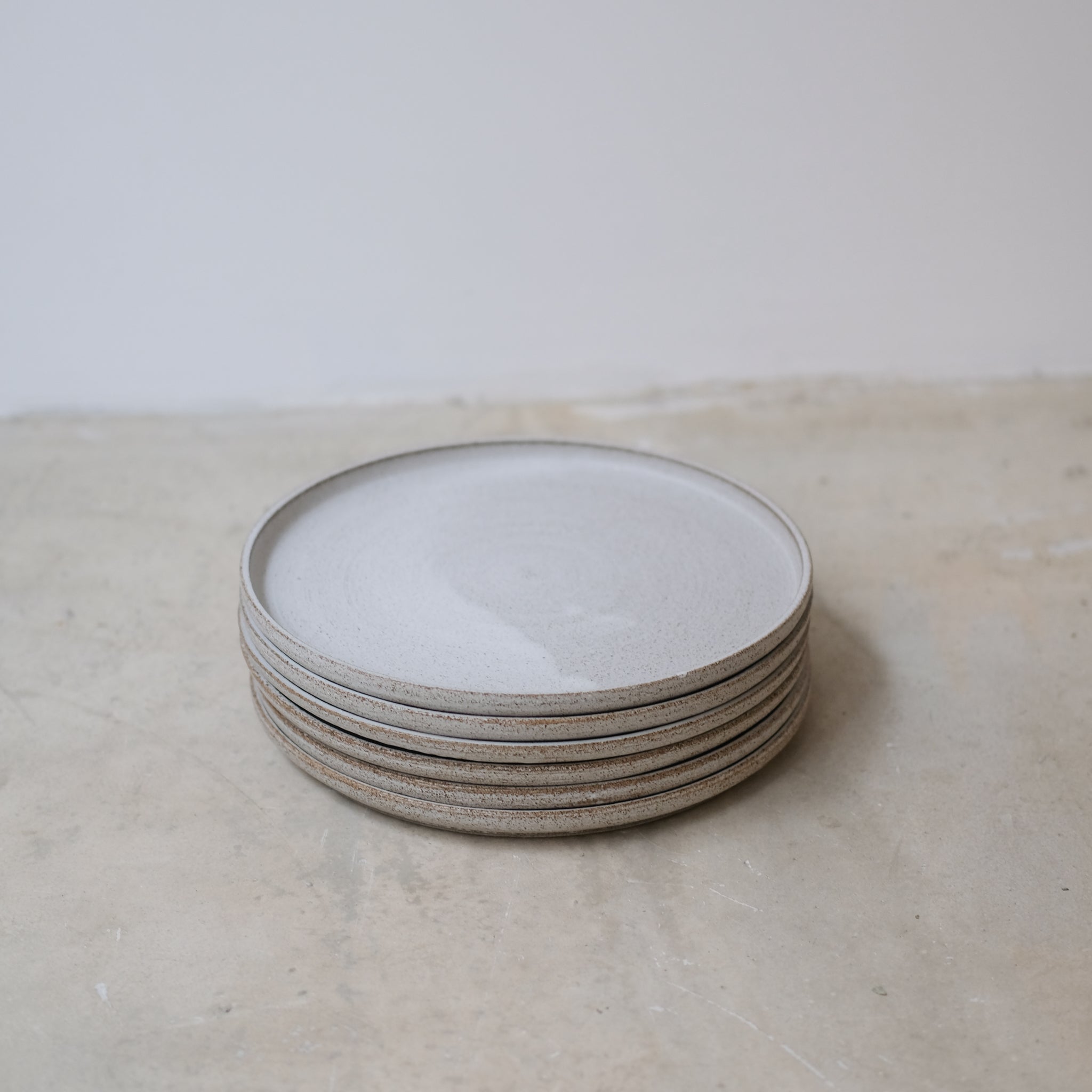 Assiette D24cm blanc moucheté de Laurence Labbé chez Brutal Ceramics