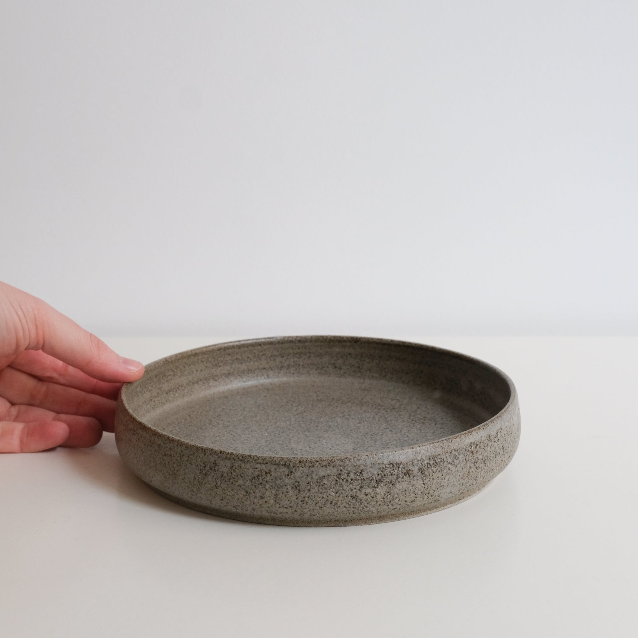 Assiette en grès D 18cm - brun moucheté de Laurence Labbé chez Brutal Ceramics