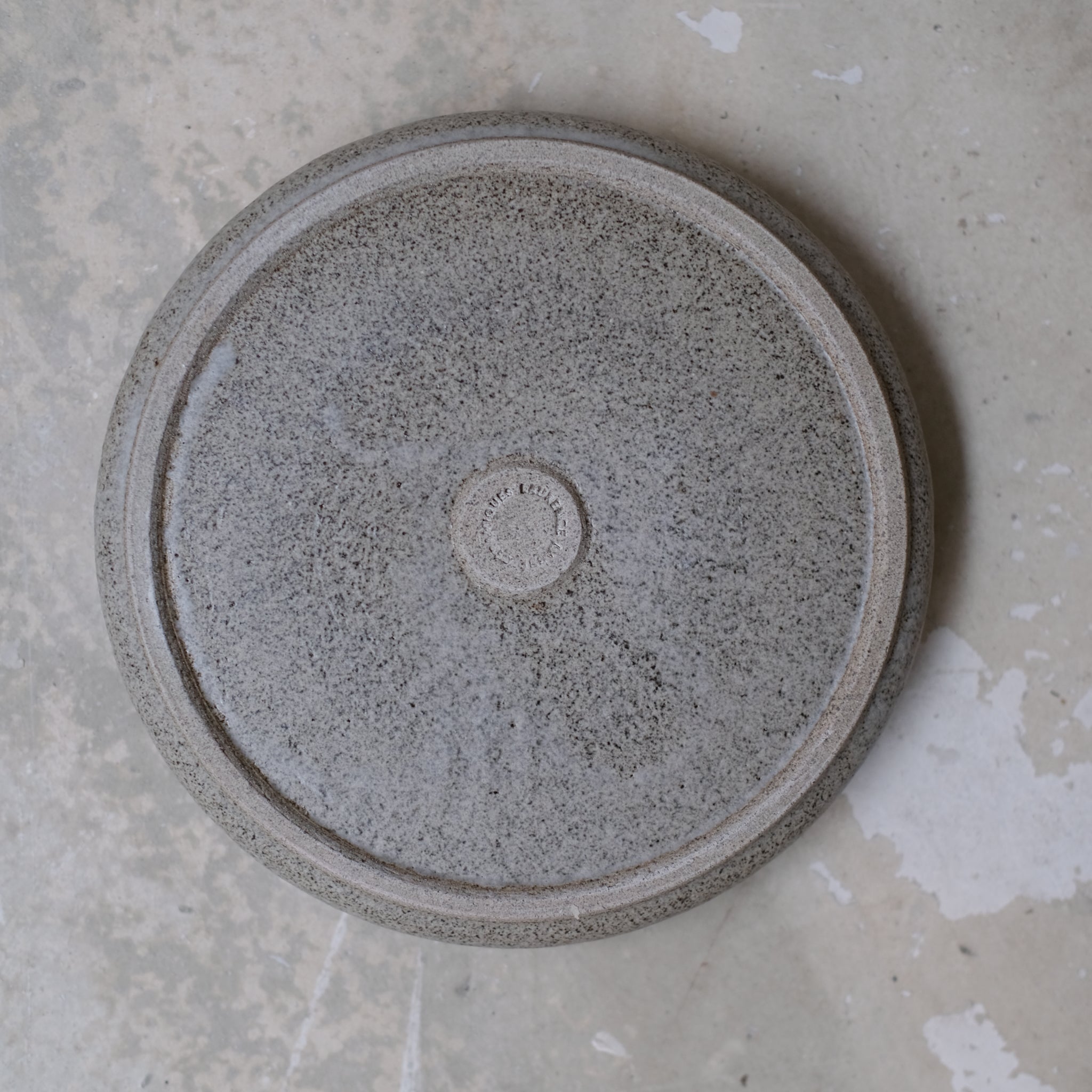 Assiette en grès D 18cm - brun moucheté de Laurence Labbé chez Brutal Ceramics