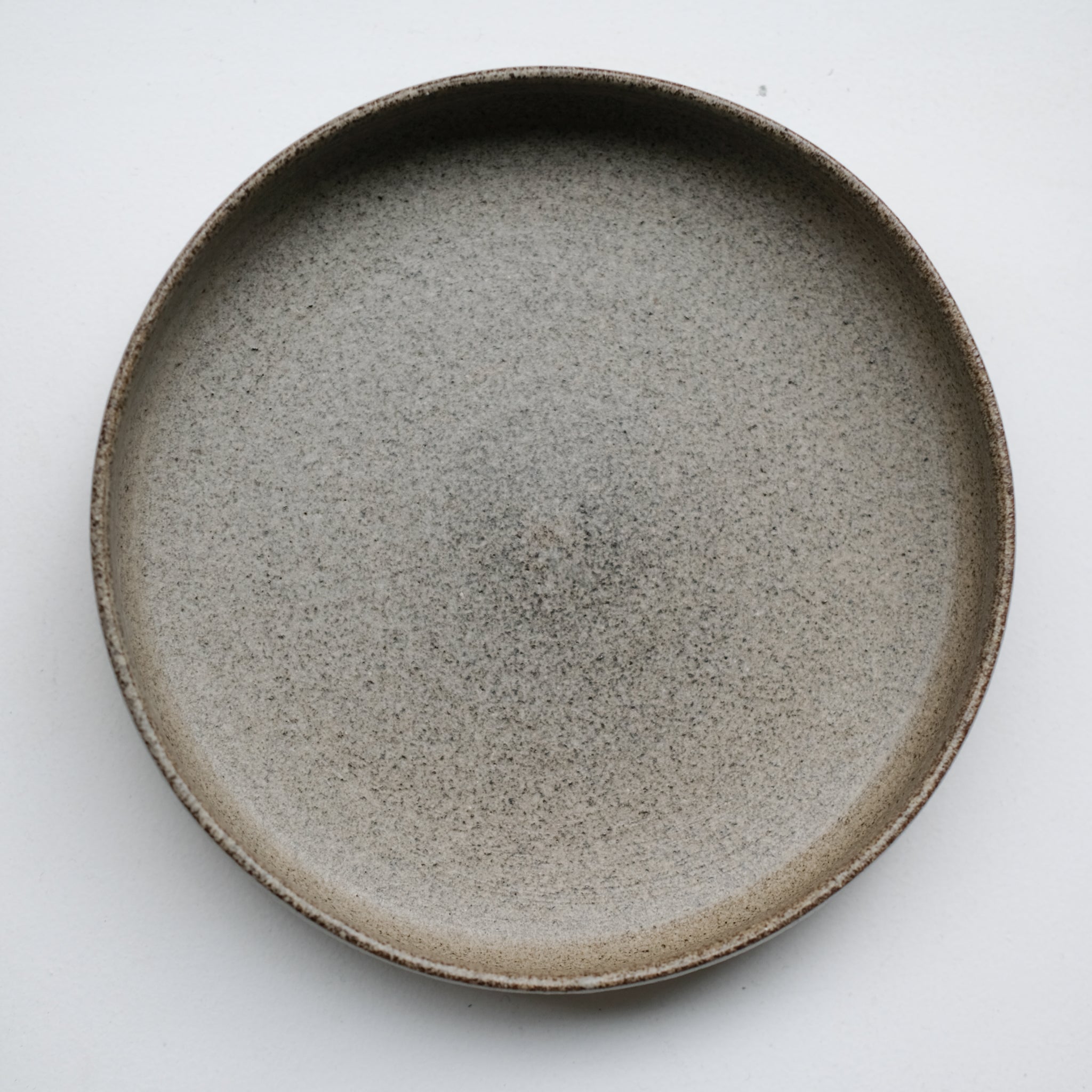 Assiette en grès D 18cm - brun moucheté de Laurence Labbé chez Brutal Ceramics