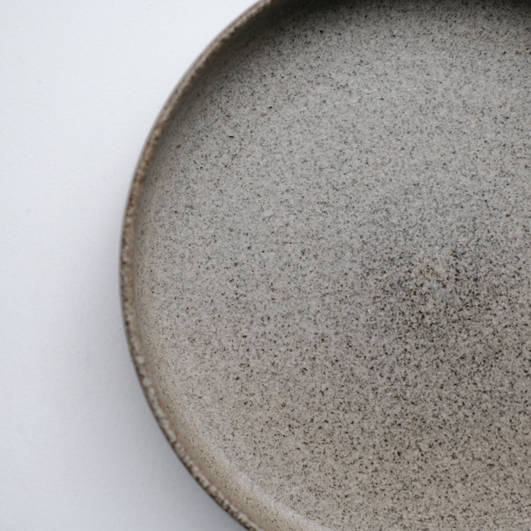 Assiette en grès D 18cm - brun moucheté de Laurence Labbé chez Brutal Ceramics