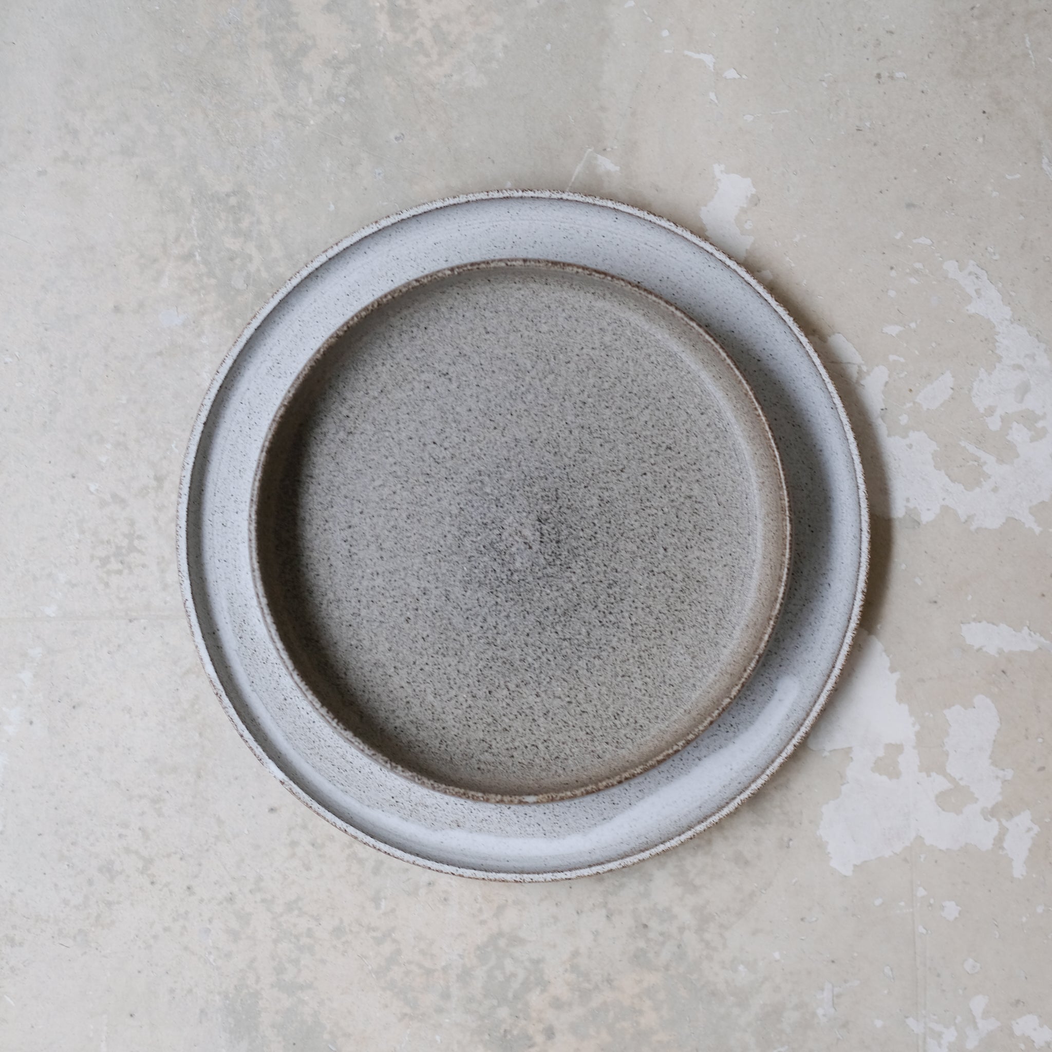 Assiette D24cm blanc moucheté de Laurence Labbé chez Brutal Ceramics
