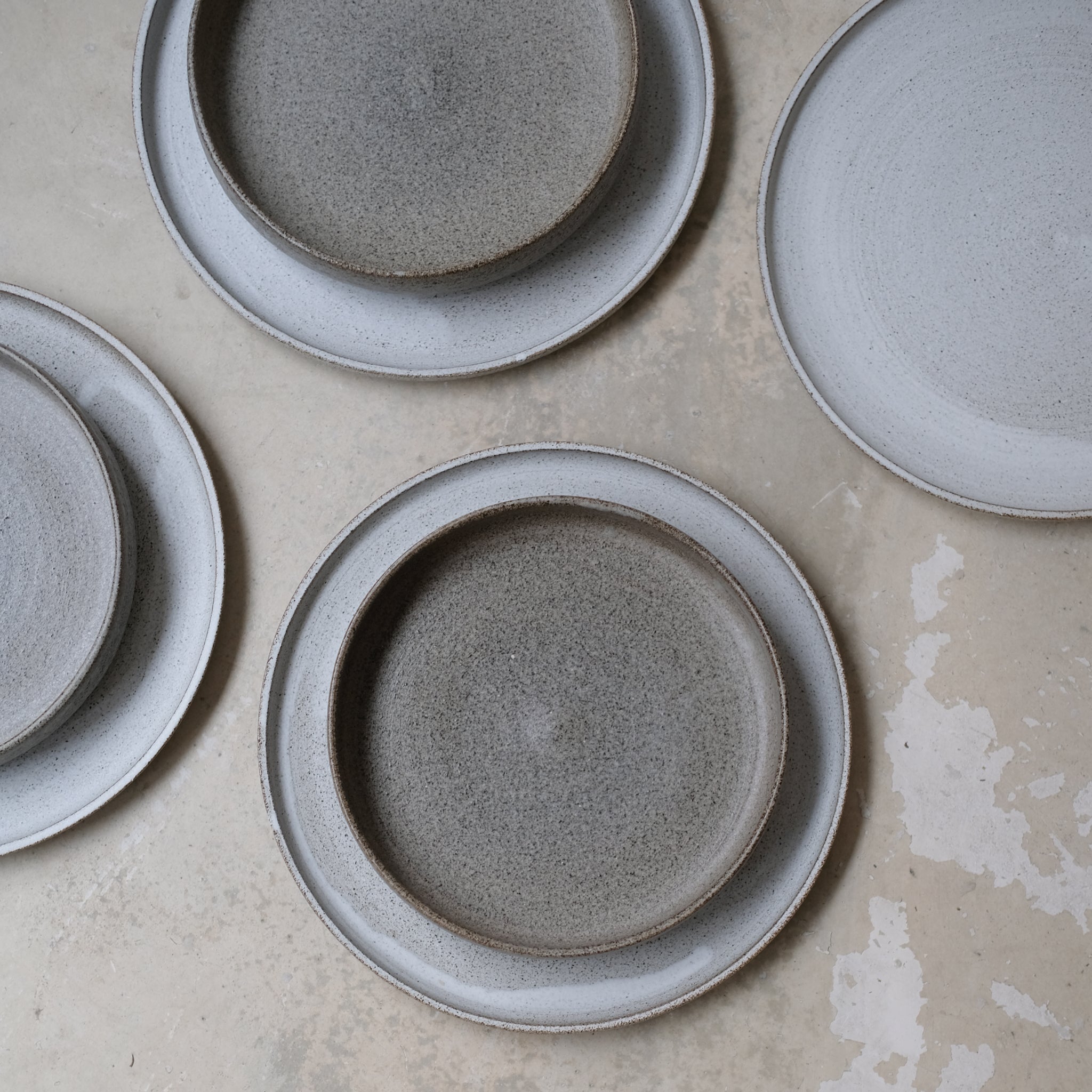 Assiette en grès D 18cm - brun moucheté de Laurence Labbé chez Brutal Ceramics