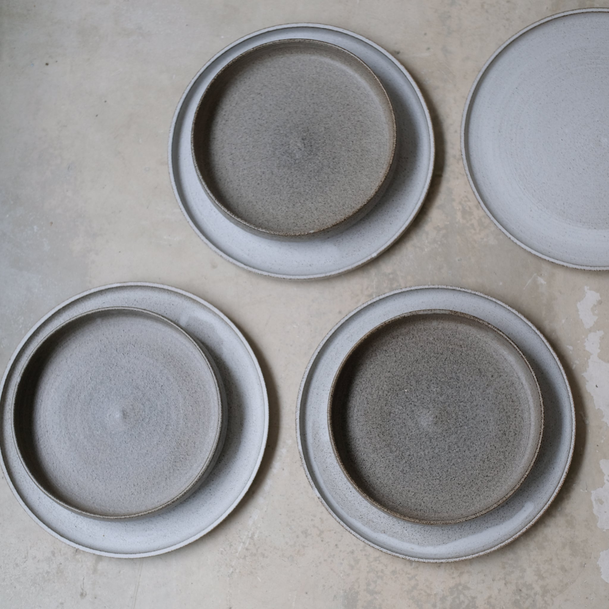 Assiette D24cm blanc moucheté de Laurence Labbé chez Brutal Ceramics
