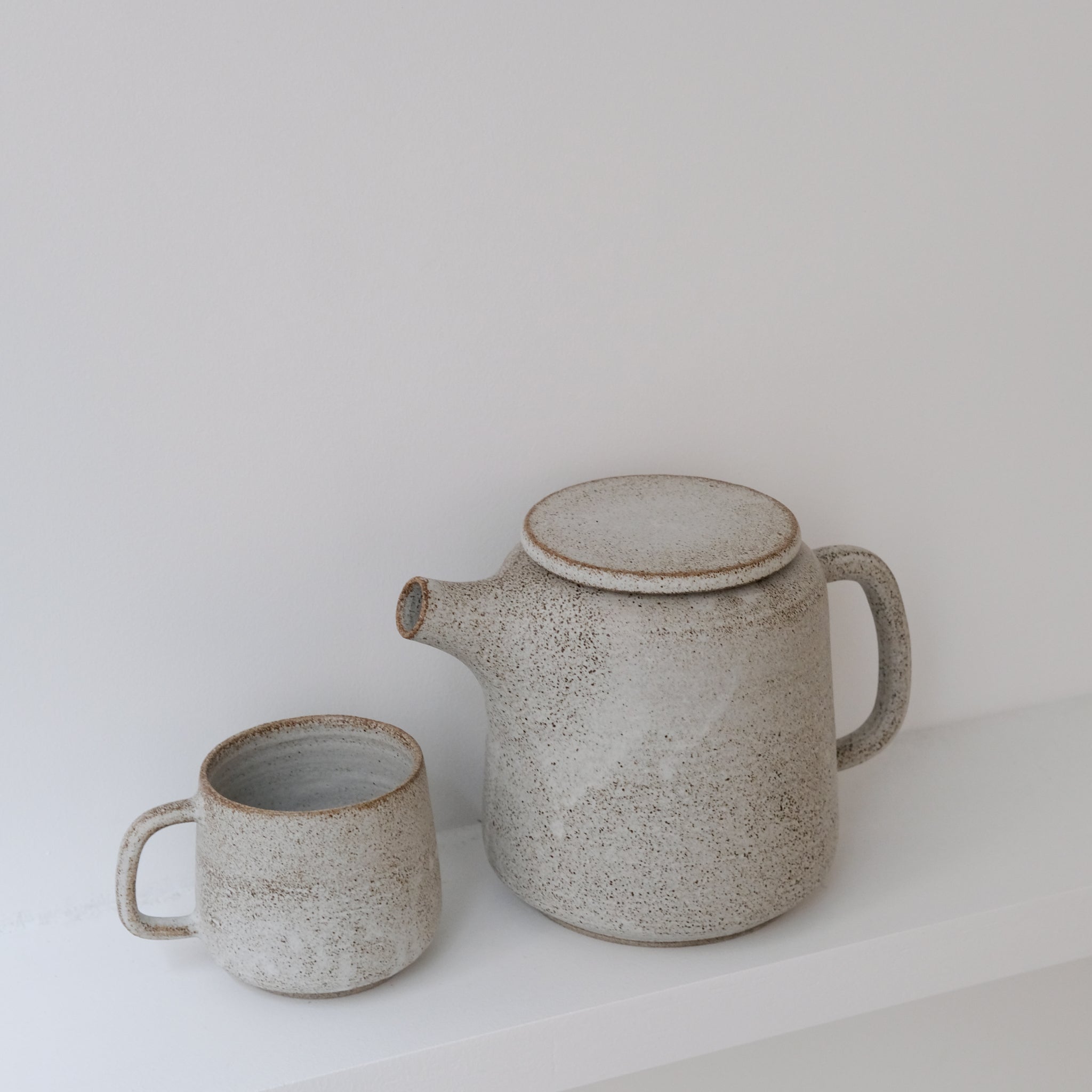 Mug en grès blanc et brun moucheté de Laurence Labbé chez Brutal Ceramics