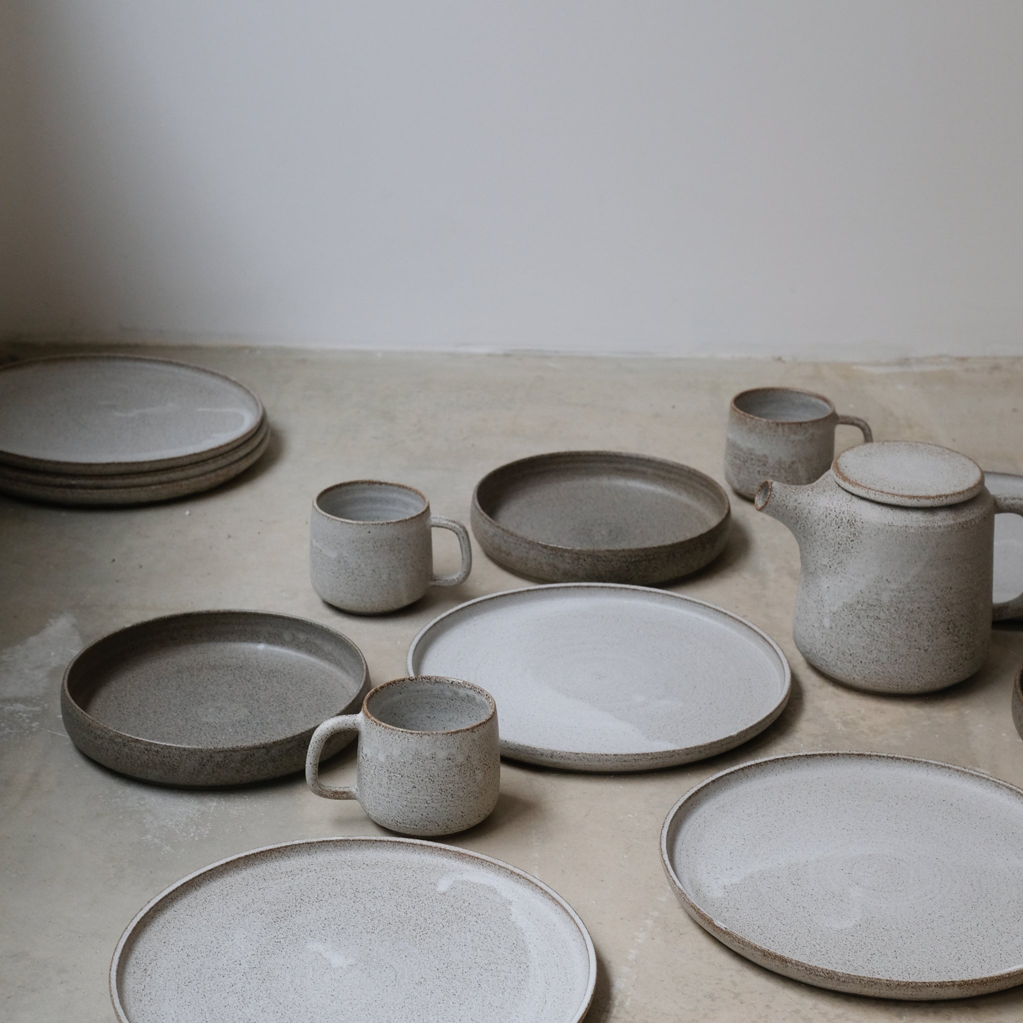 Assiette D24cm blanc moucheté de Laurence Labbé chez Brutal Ceramics