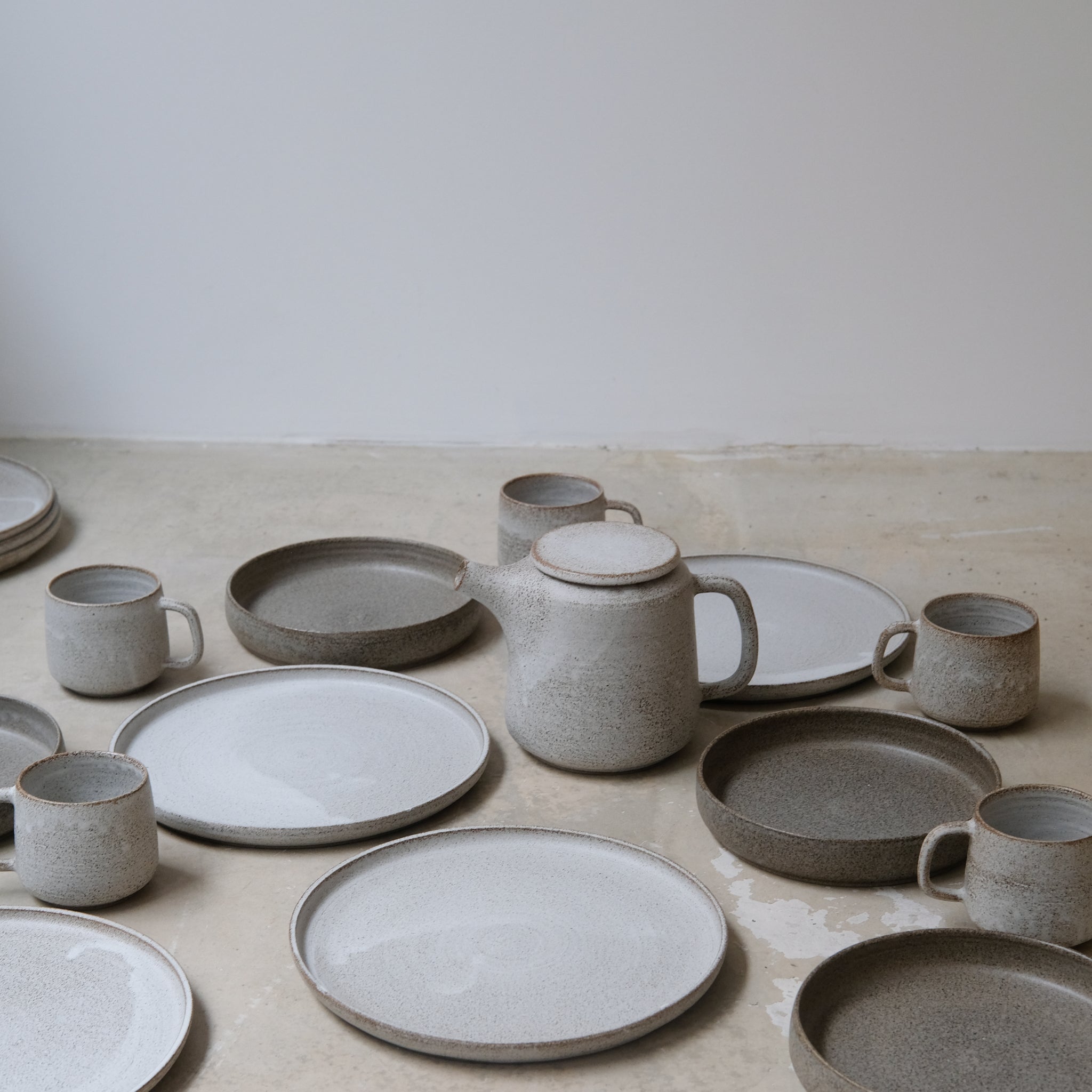 Mug en grès blanc et brun moucheté de Laurence Labbé chez Brutal Ceramics