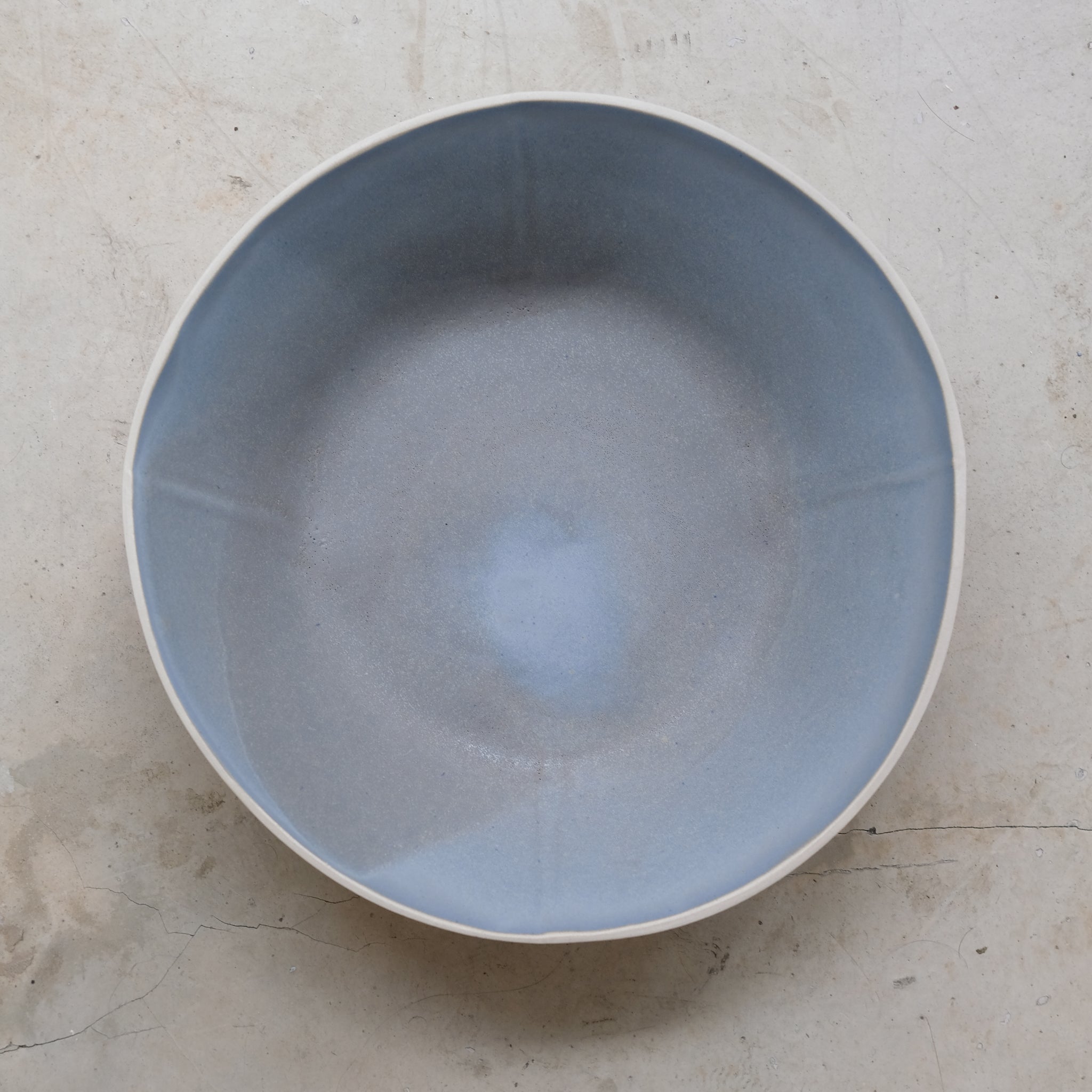 Saladier en grès ciel d'orage Laurette Broll chez Brutal Ceramics