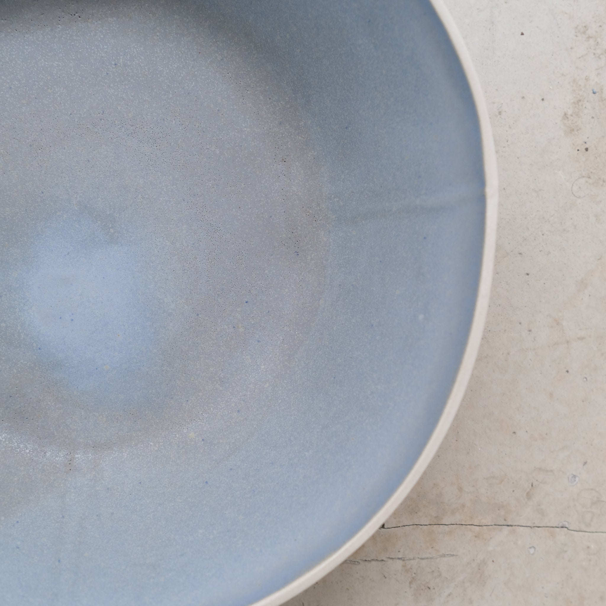 Saladier en grès ciel d'orage Laurette Broll chez Brutal Ceramics
