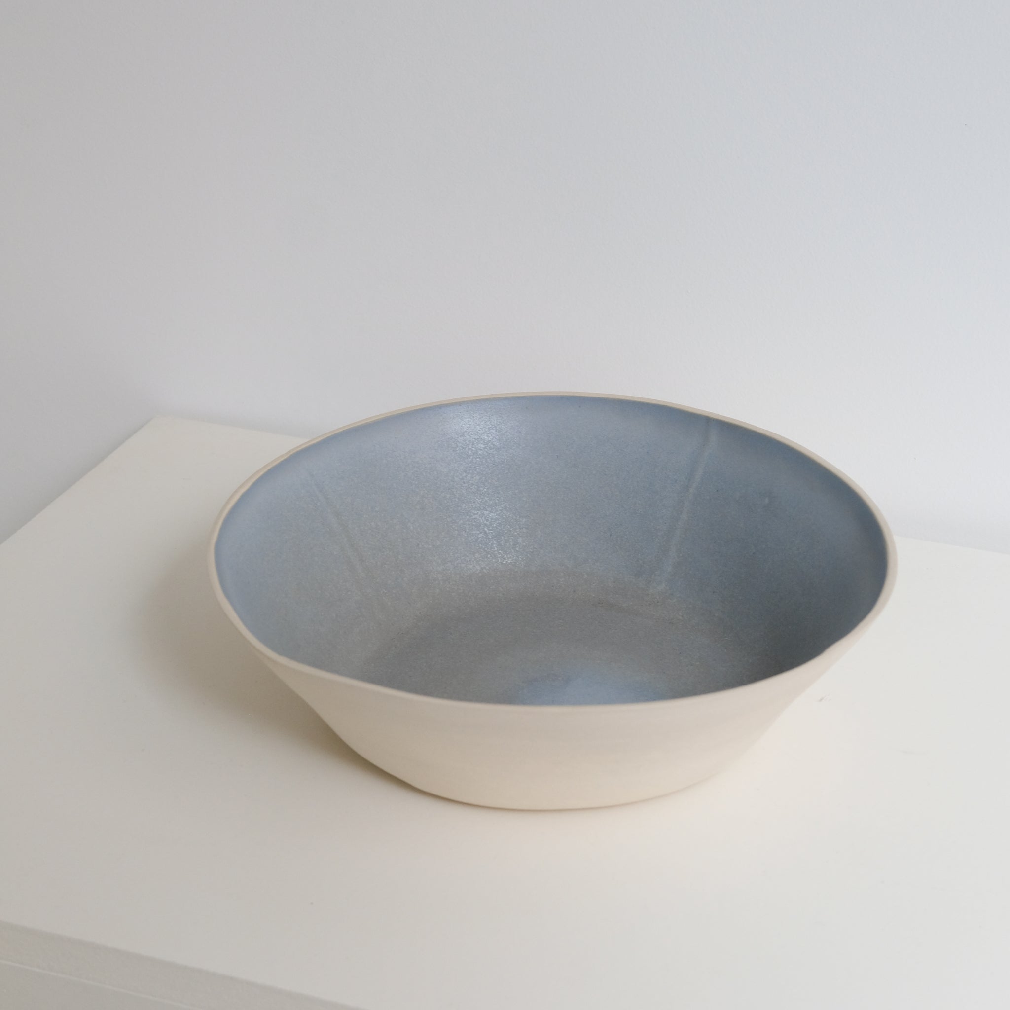 Saladier en grès ciel d'orage Laurette Broll chez Brutal Ceramics