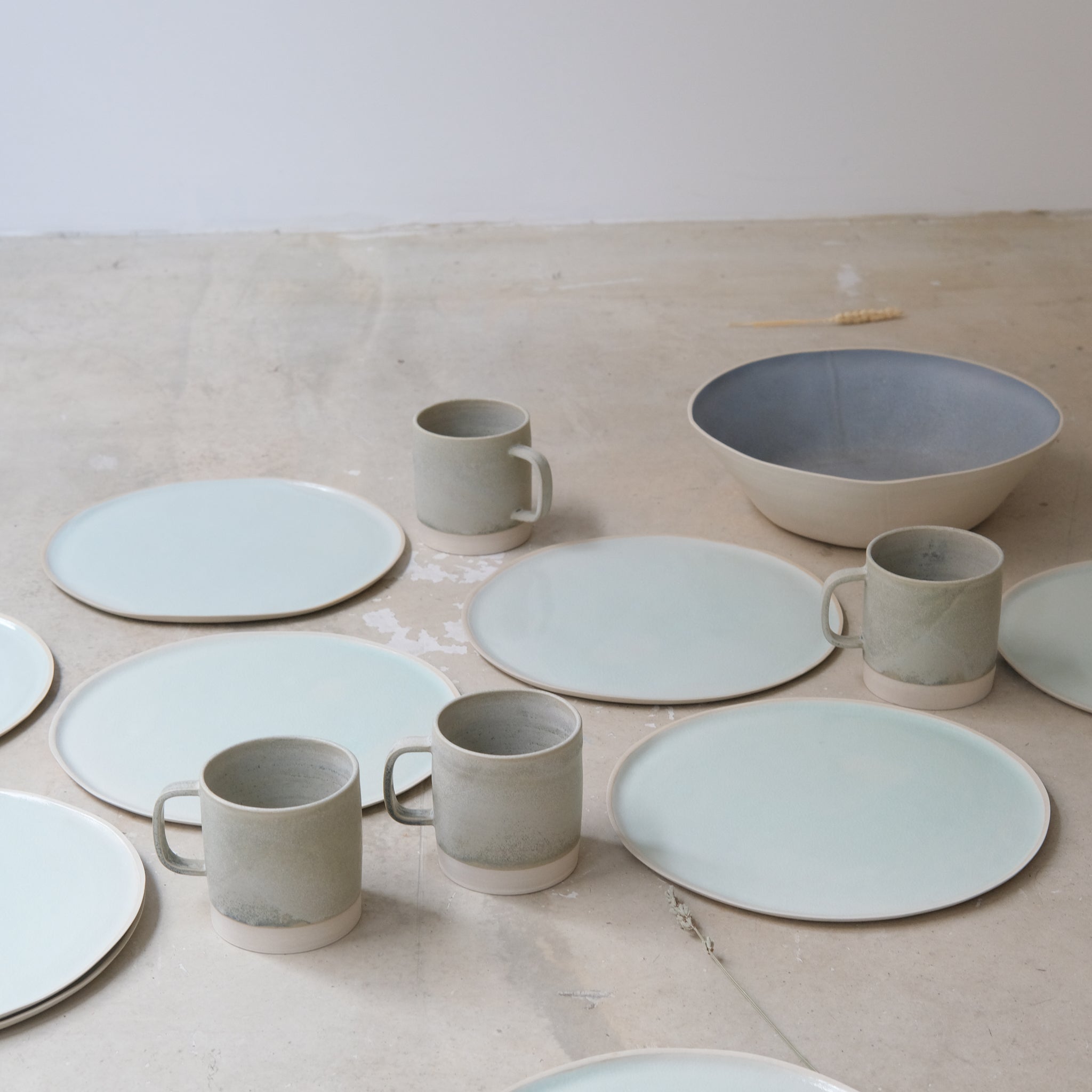 Assiette en grès D 26cm / Vert céladon de Laurette Broll chez Brutal Ceramics