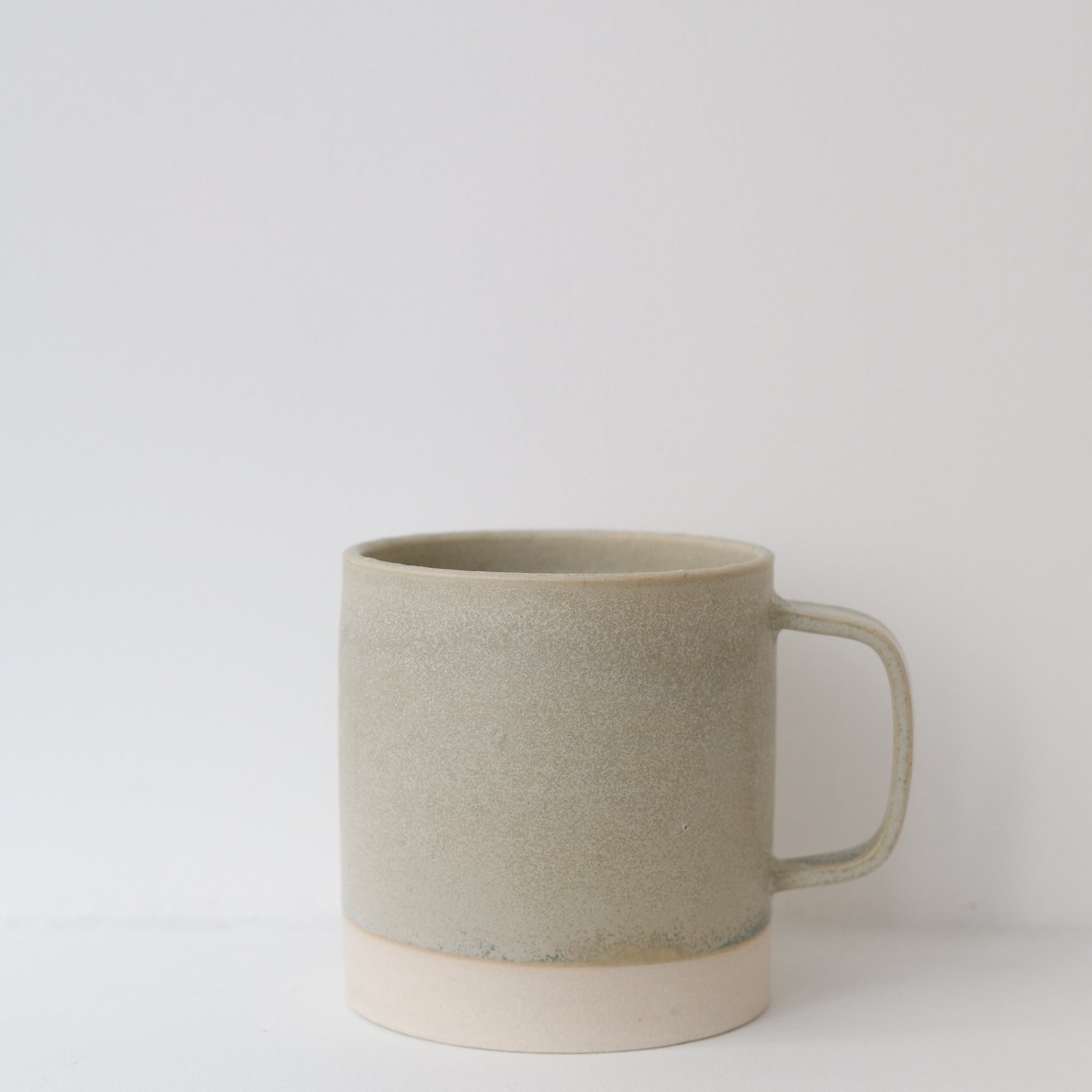 Mug en grès gris-vert Laurette Broll chez Brutal Ceramics