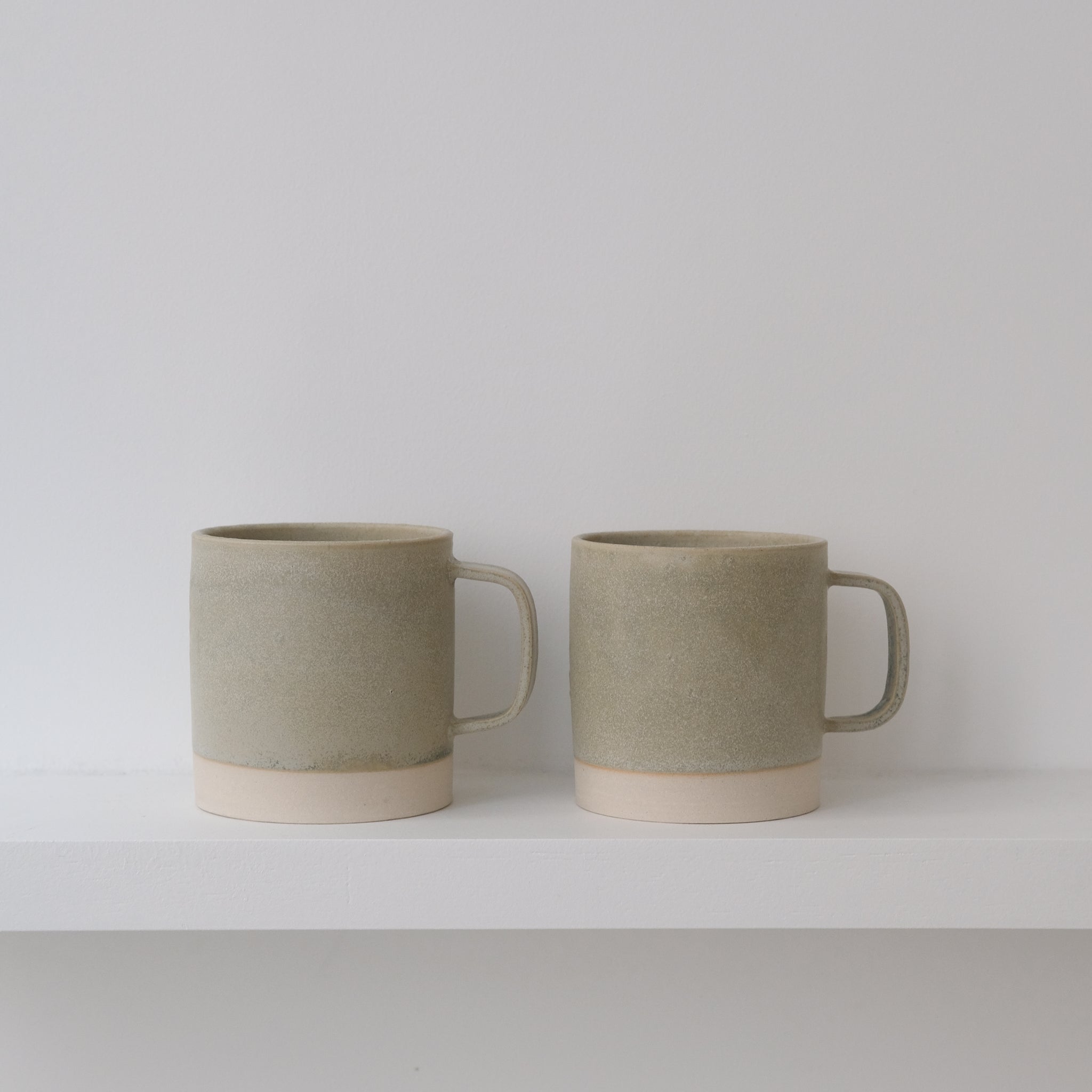 Mug en grès gris-vert Laurette Broll chez Brutal Ceramics