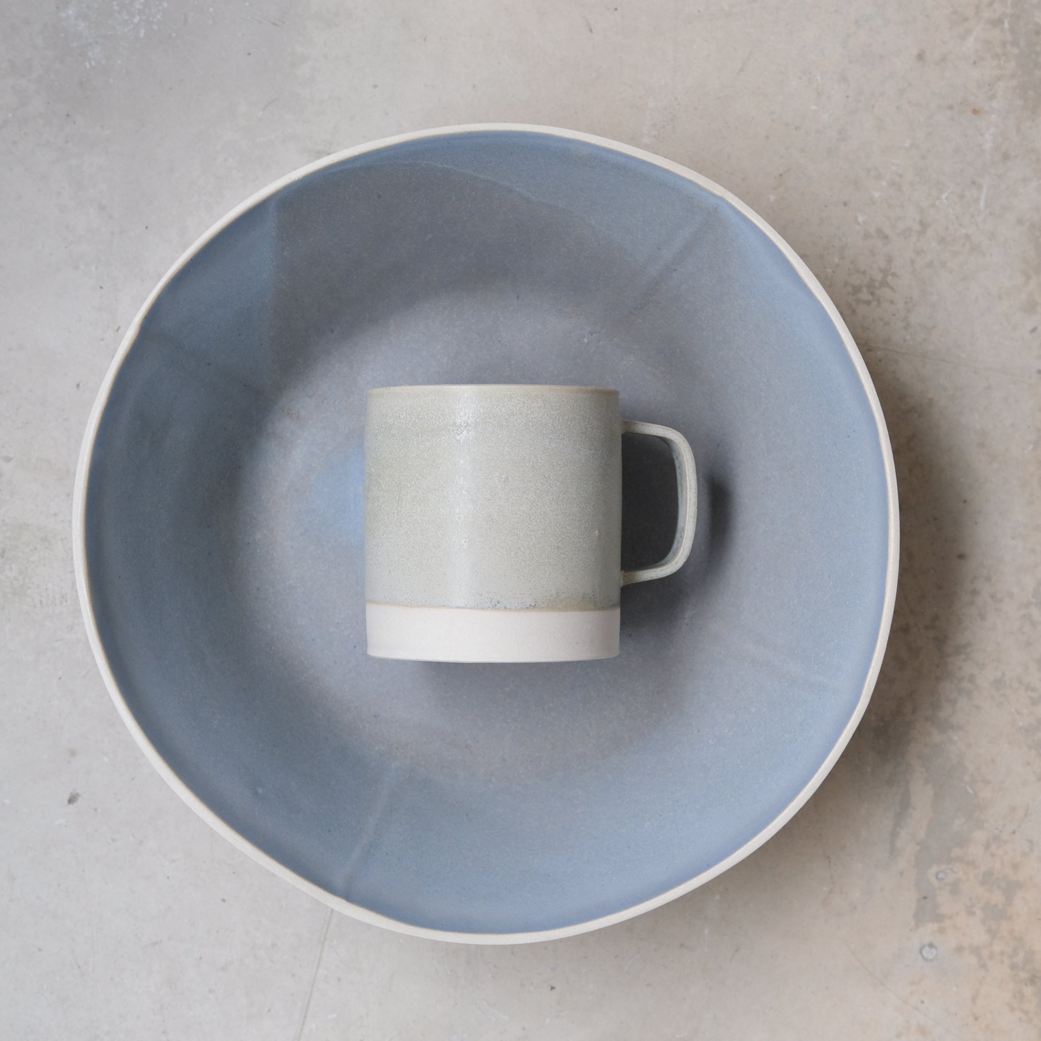 Saladier en grès ciel d'orage Laurette Broll chez Brutal Ceramics
