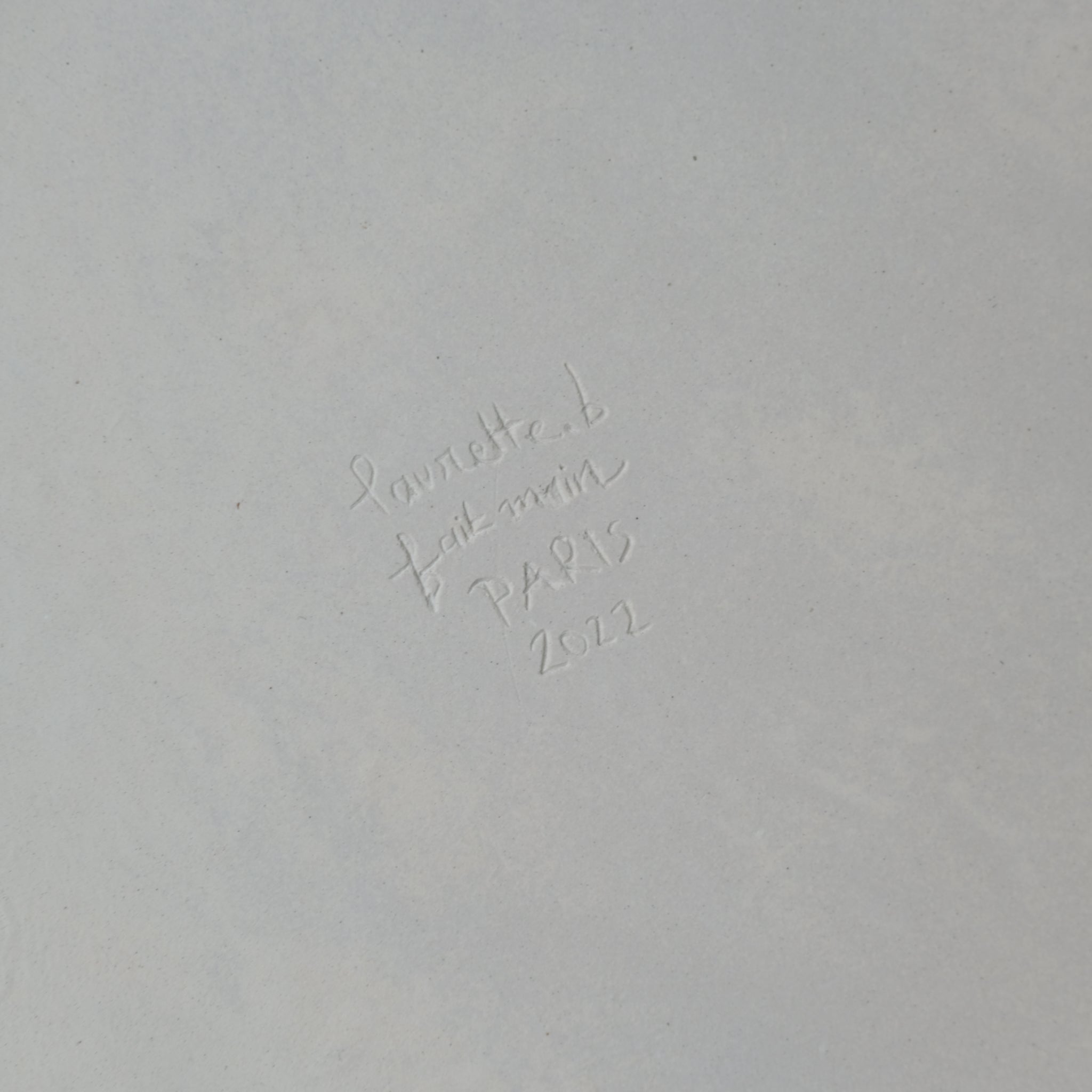 Assiette en grès D 26cm / Vert céladon de Laurette Broll chez Brutal Ceramics