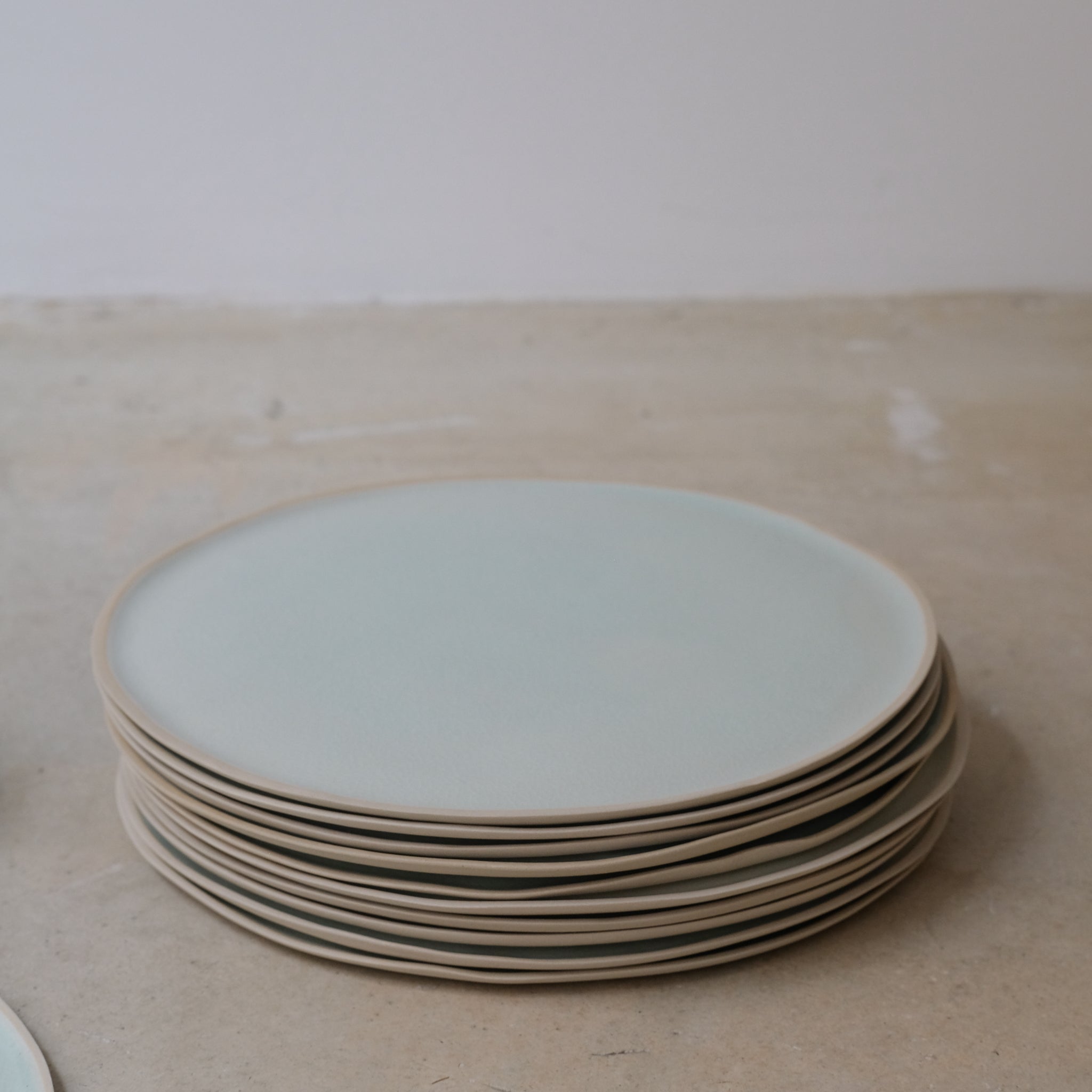 Assiette en grès D 26cm / Vert céladon de Laurette Broll chez Brutal Ceramics