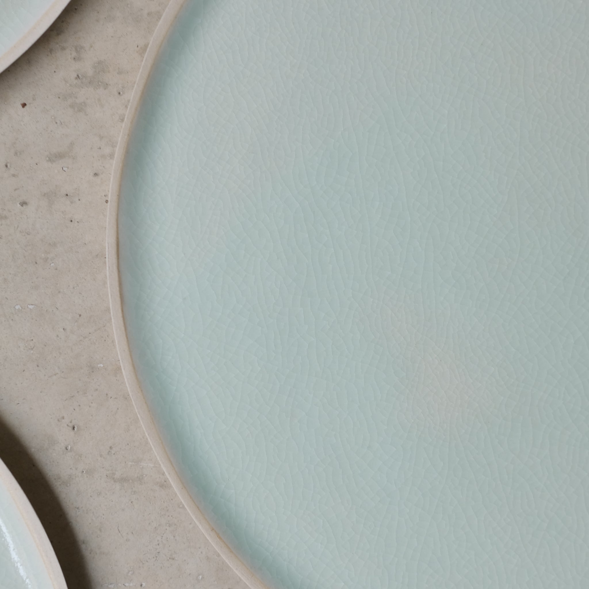 Assiette en grès D 26cm / Vert céladon de Laurette Broll chez Brutal Ceramics