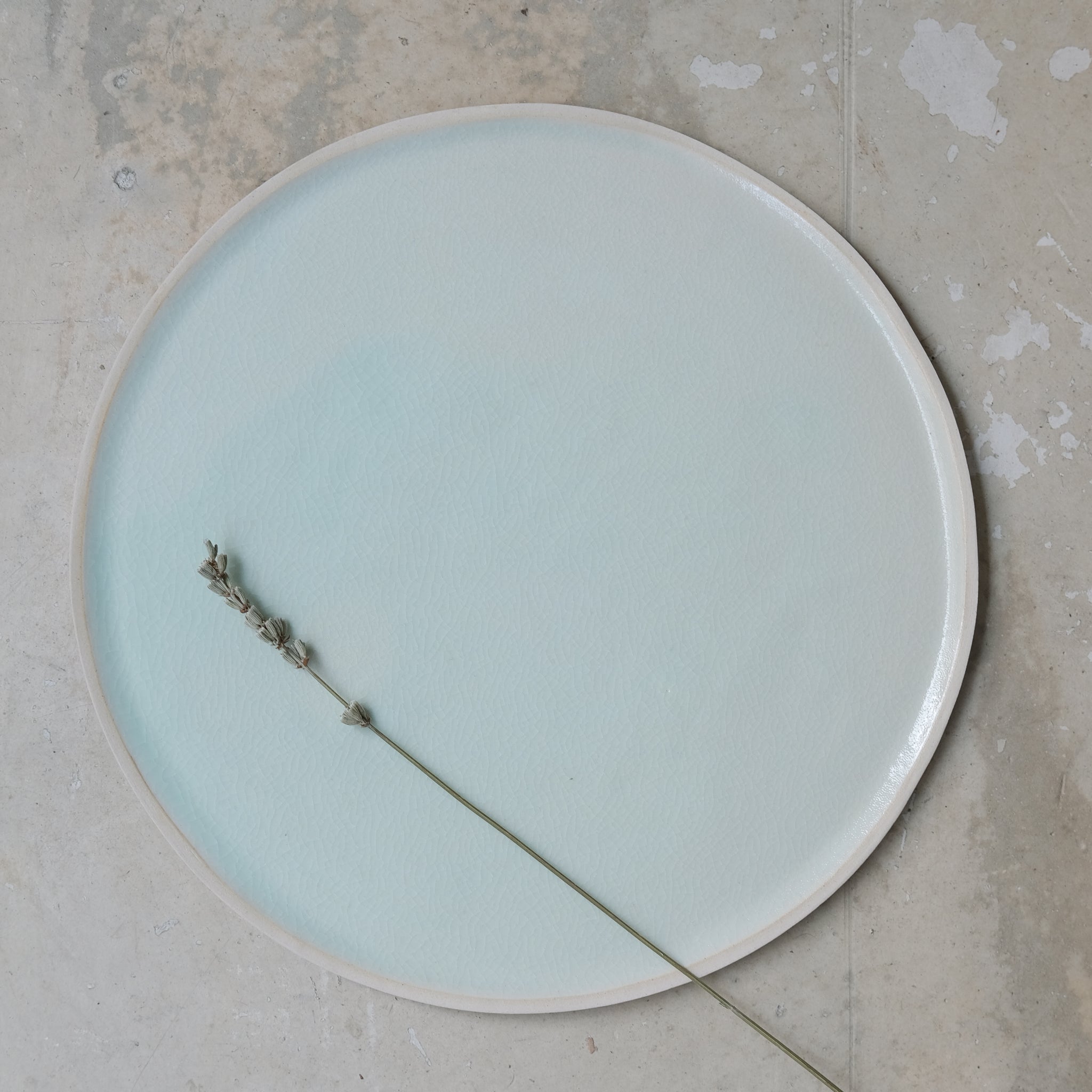 Assiette en grès D 26cm / Vert céladon de Laurette Broll chez Brutal Ceramics