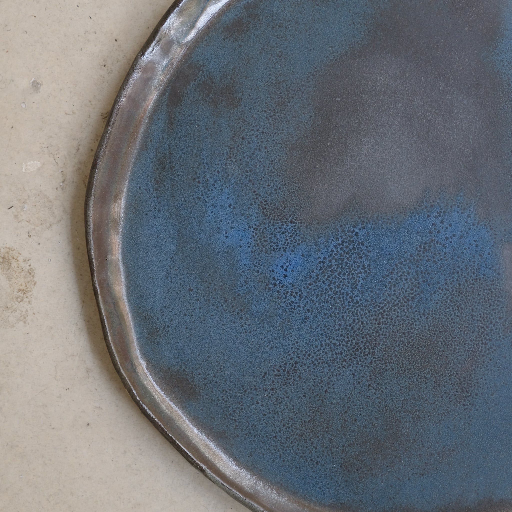 Plateau en grès beige, bleu satiné de Lola Moreau chez Brutal Ceramics
