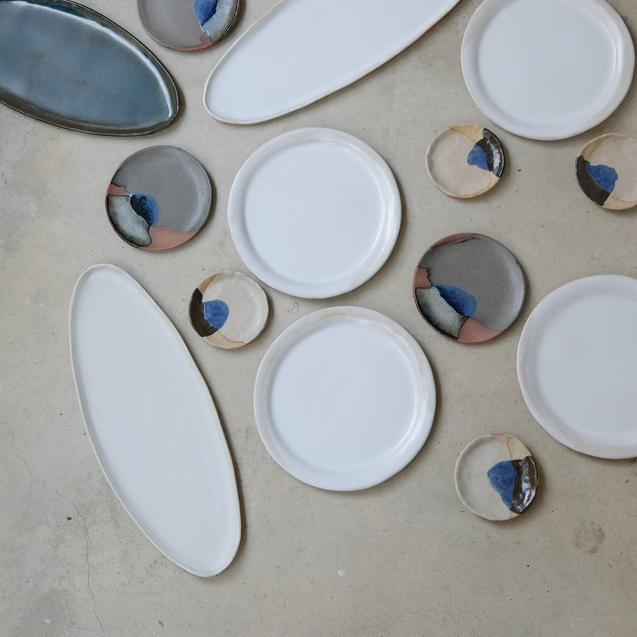 Plateau allongé en grès L 45cm- blanc mat de Lola Moreau chez Brutal Ceramics