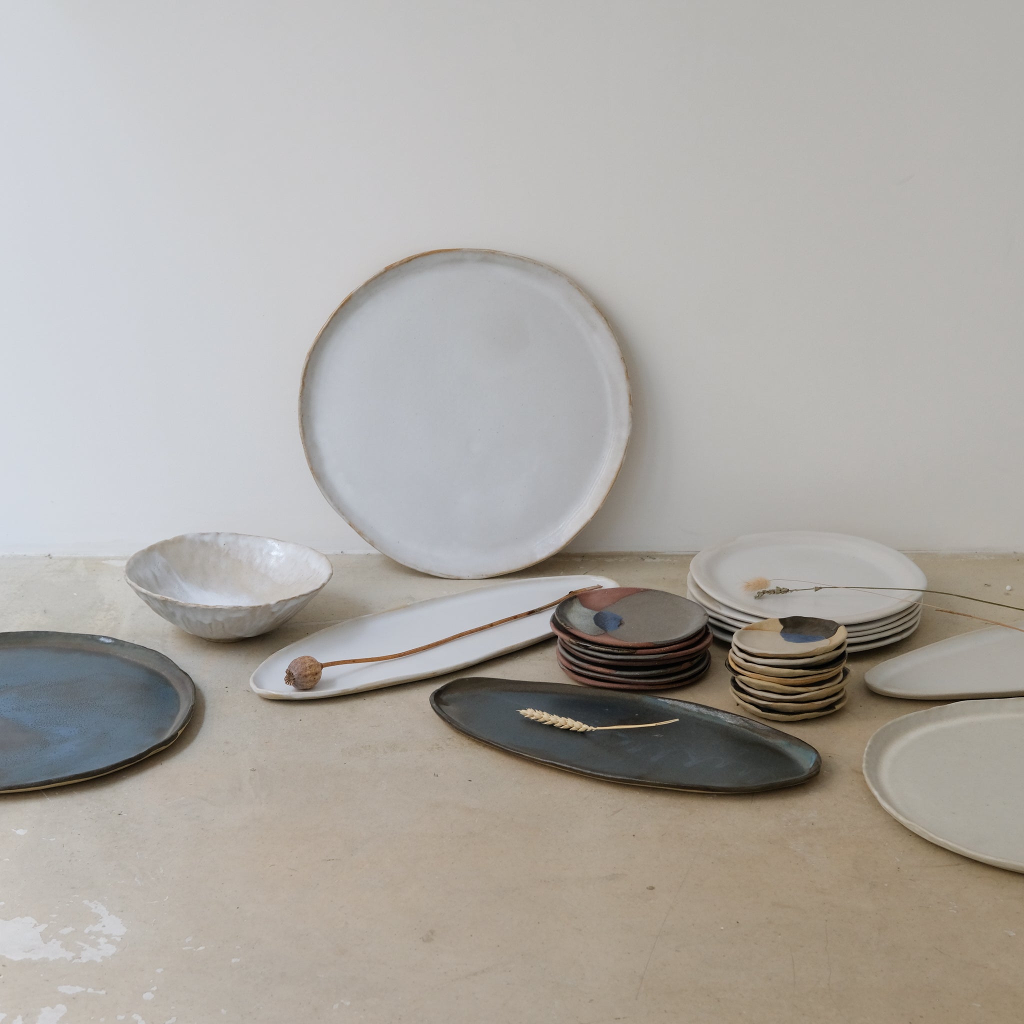 Coupe evasée en grès D 21cm- beige et blanc de Lola Moreau chez Brutal Ceramics