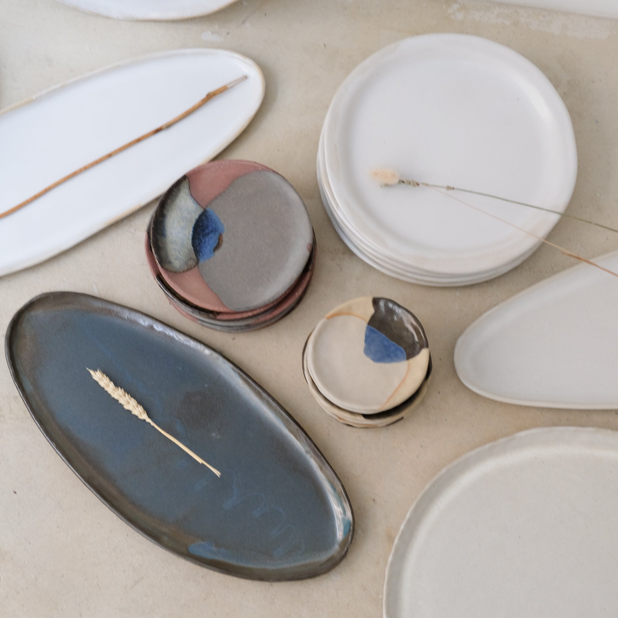 Plateau allongé en grès L 45cm- blanc mat de Lola Moreau chez Brutal Ceramics