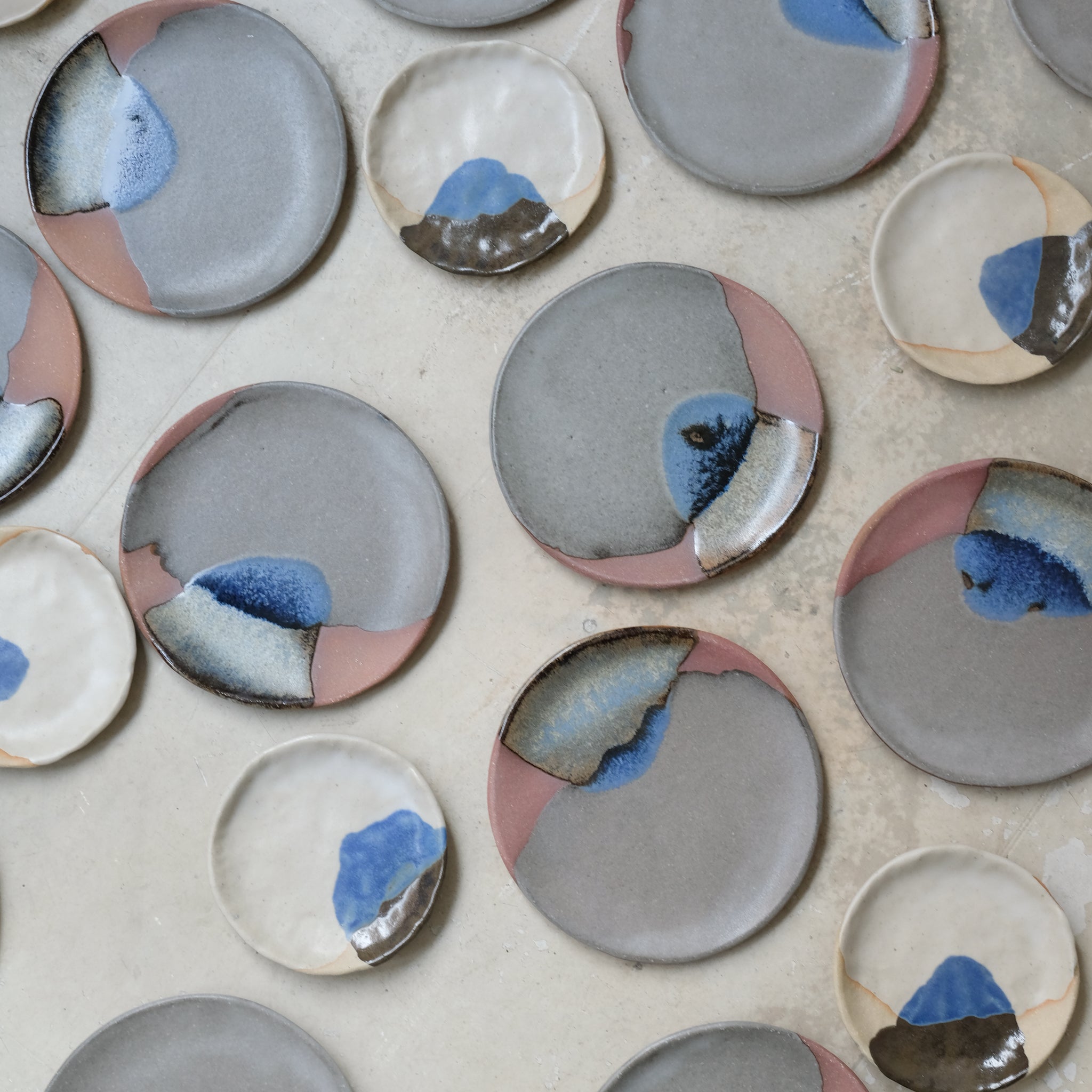 Coupelle en grès D 11cm- Bleu et blanc de Lola Moreau chez Brutal Ceramics