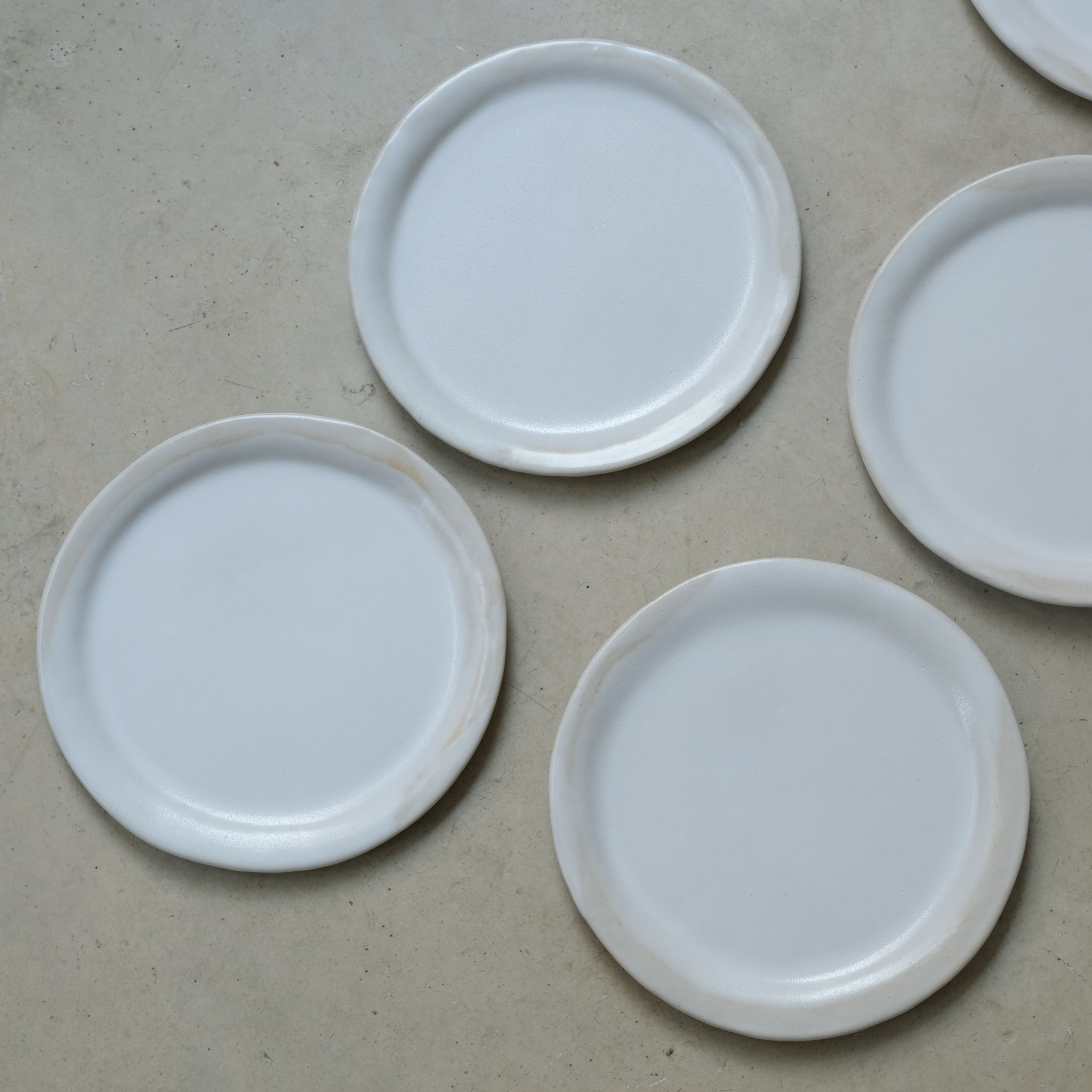 Assiette en grès blanc D24 de Lola Moreau chez Brutal Ceramics