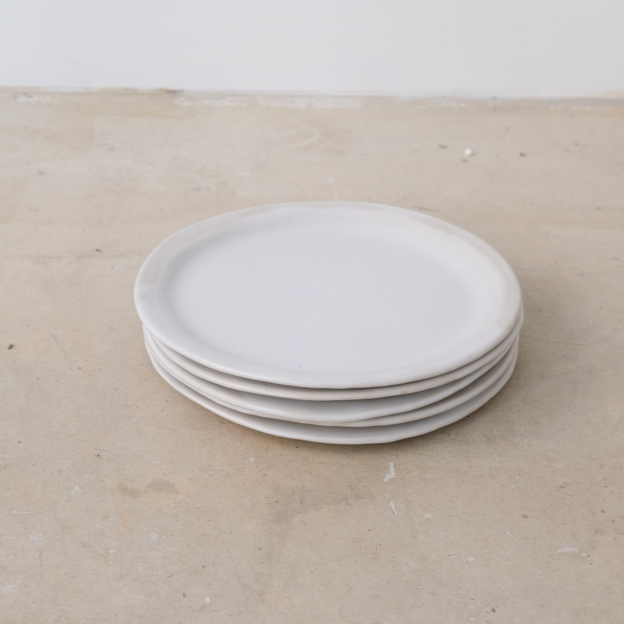 Assiette en grès blanc D24 de Lola Moreau chez Brutal Ceramics