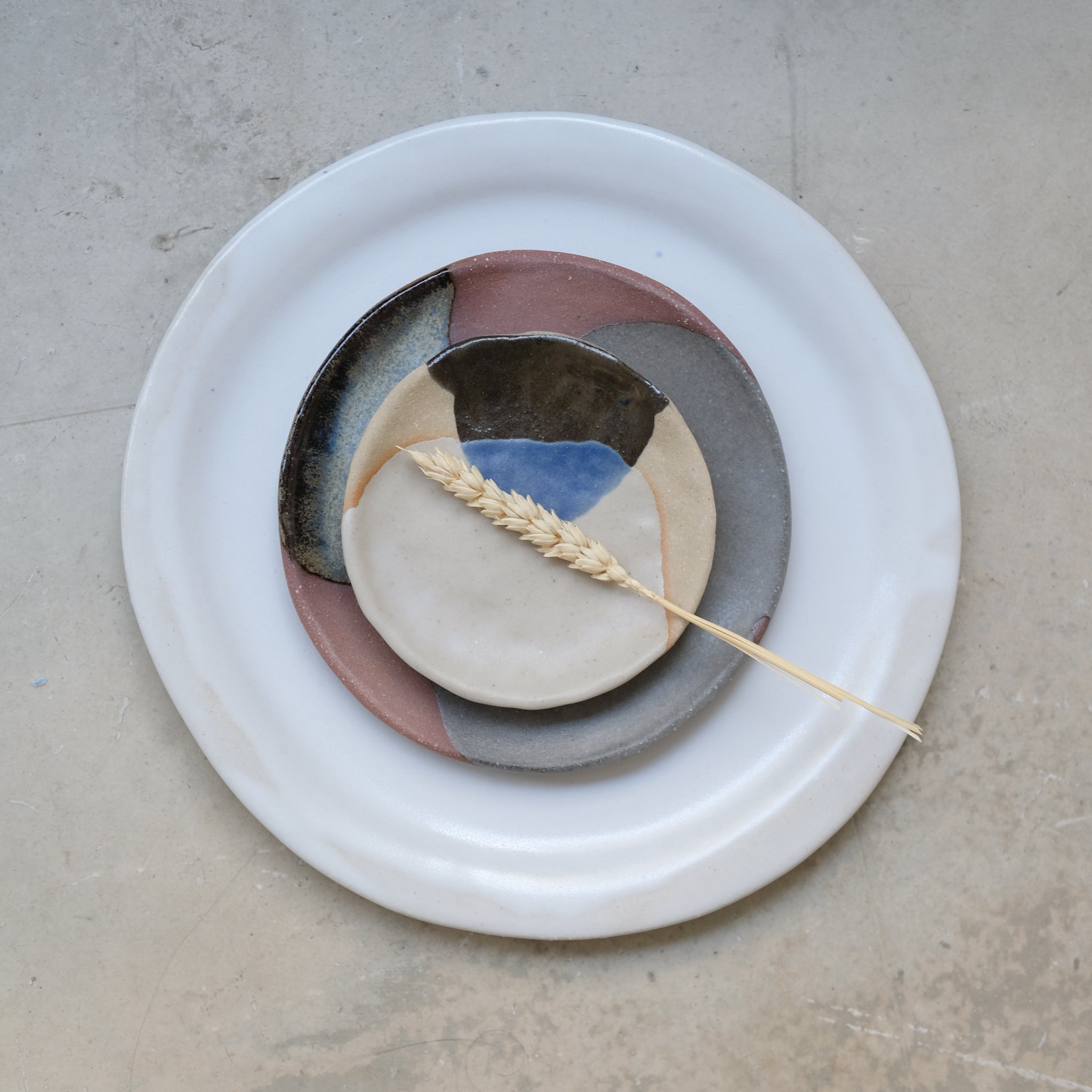 Assiette en grès blanc D24 de Lola Moreau chez Brutal Ceramics