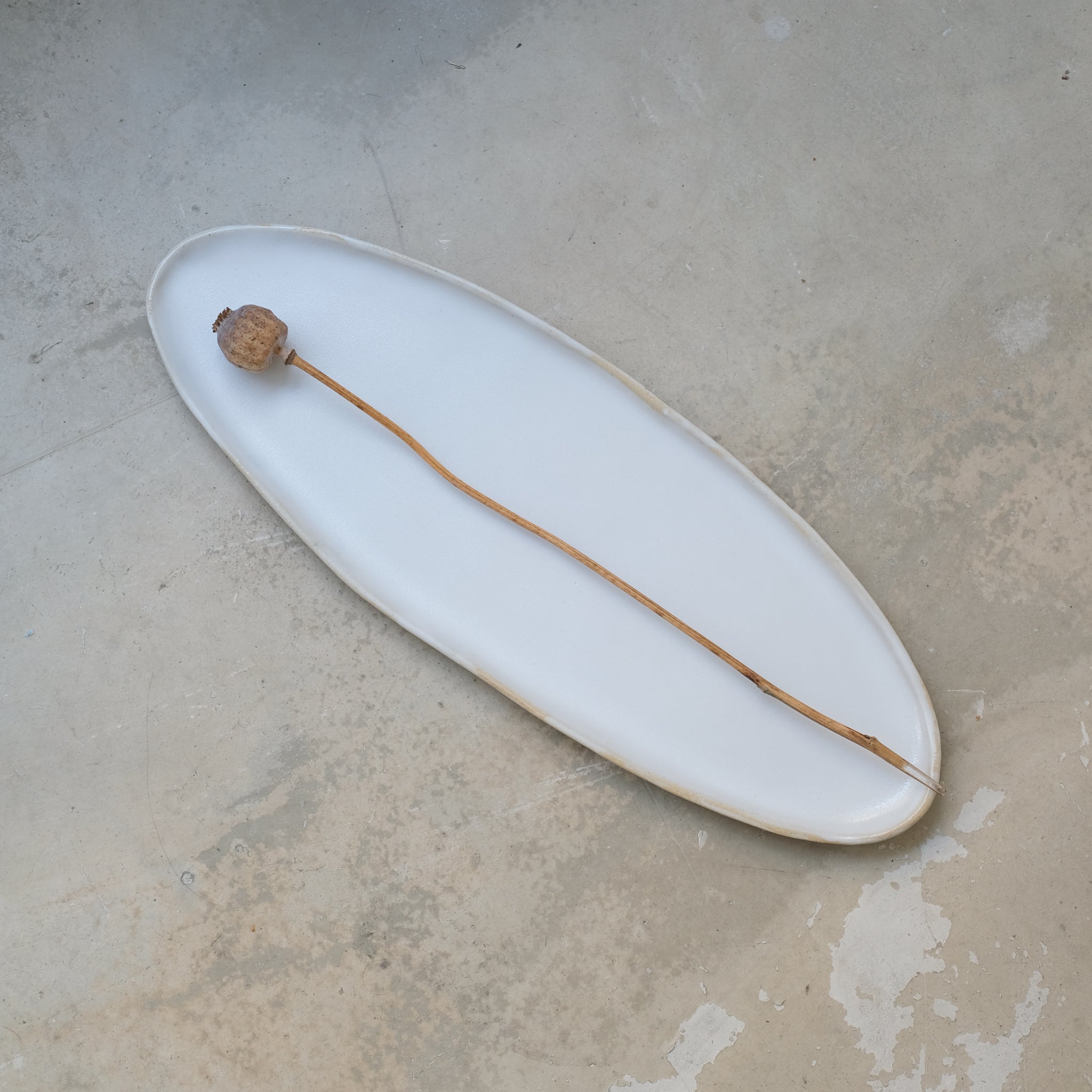 Plateau allongé en grès L 45cm- blanc satiné de Lola Moreau chez Brutal Ceramics