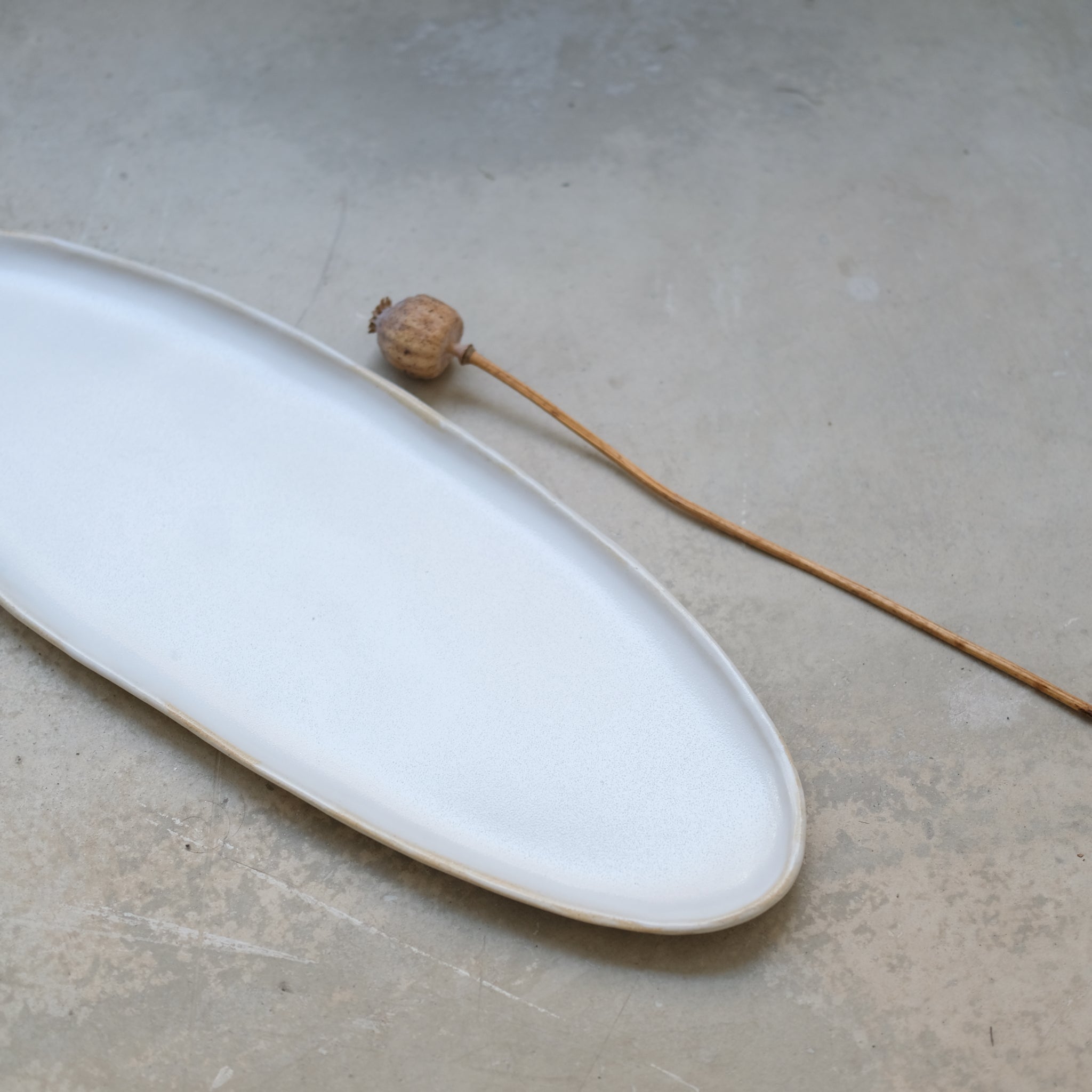 Plateau allongé en grès L 45cm- blanc satiné de Lola Moreau chez Brutal Ceramics