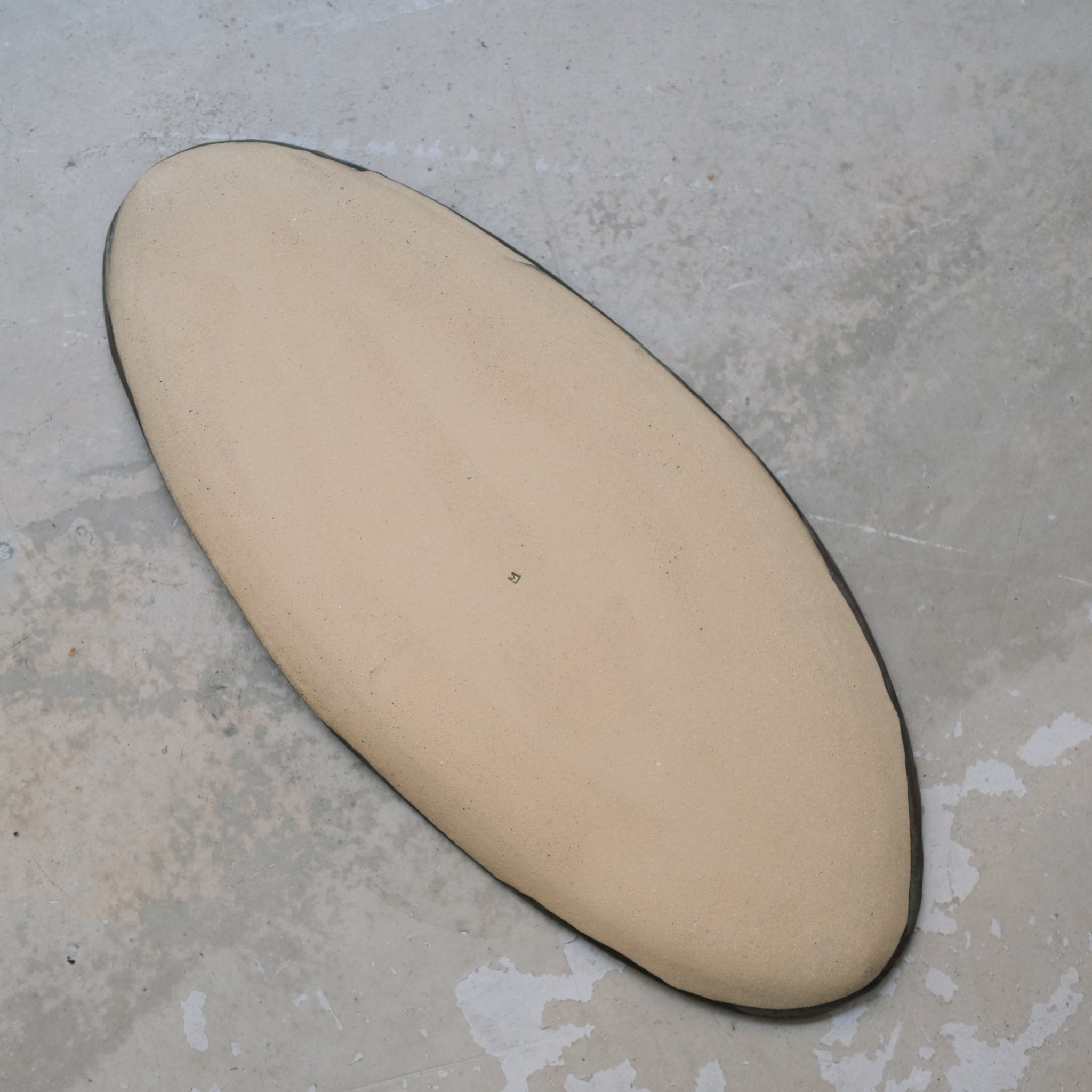 Plateau allongé en grès L 39cm- bleu satiné de Lola Moreau chez Brutal Ceramics