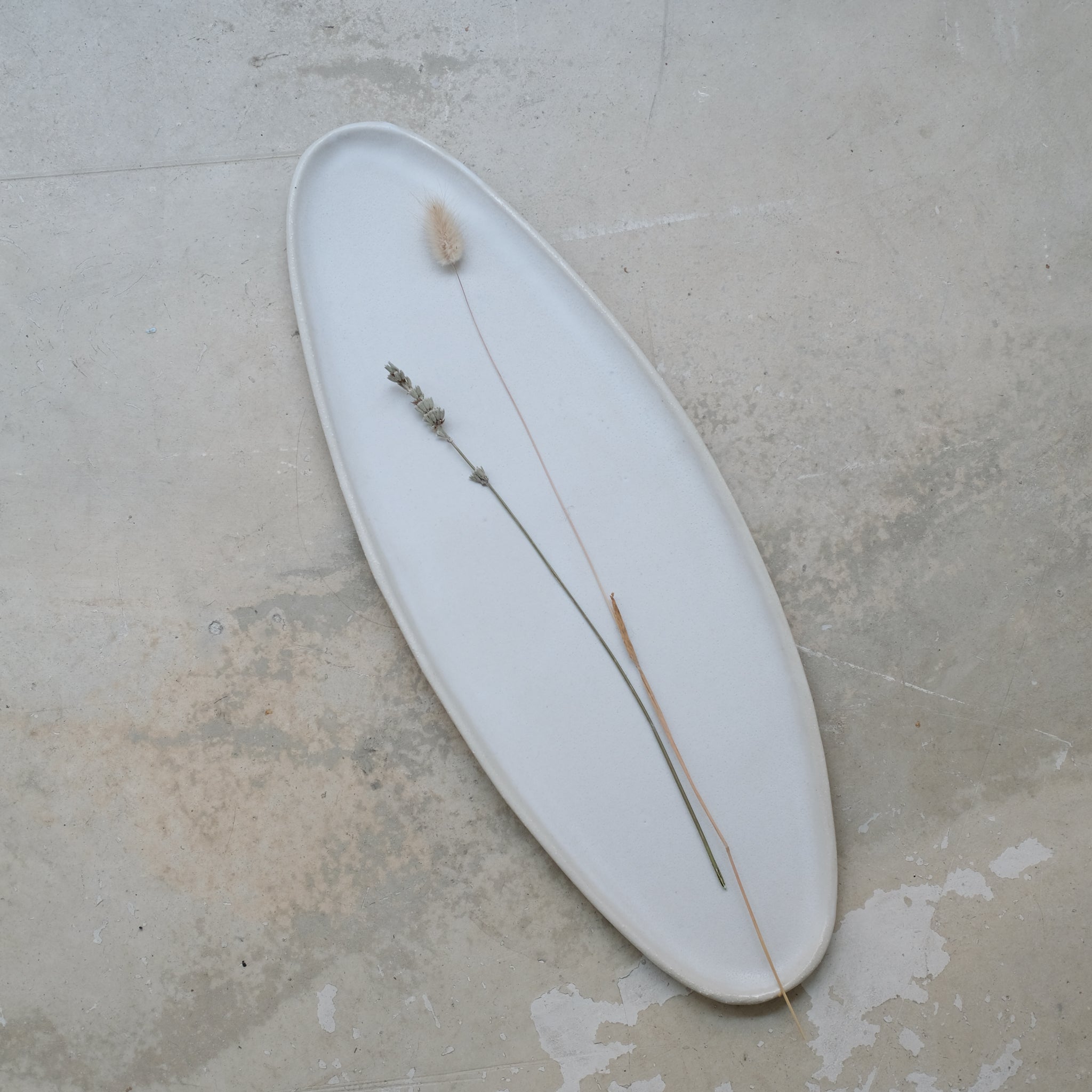 Plateau allongé en grès L 45cm- blanc mat de Lola Moreau chez Brutal Ceramics