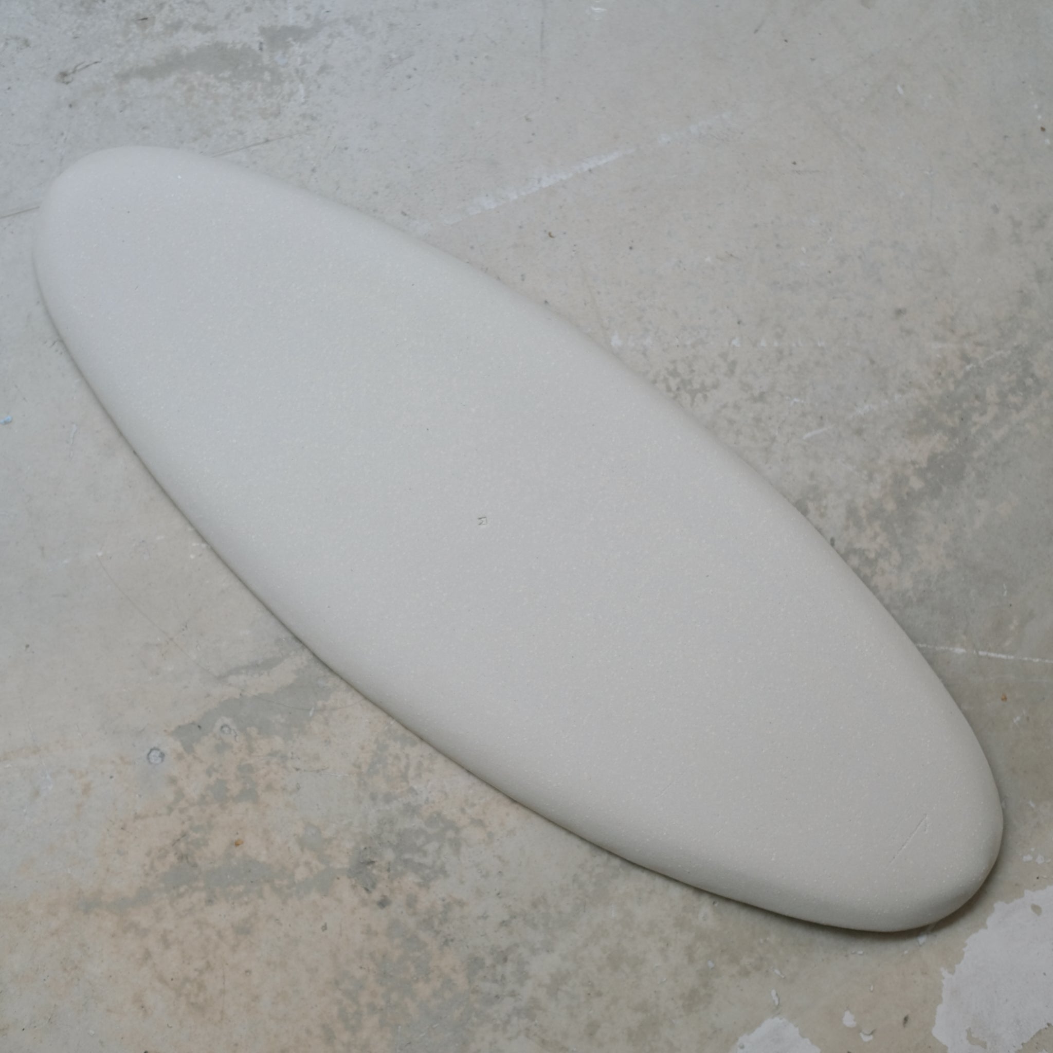 Plateau allongé en grès L 45cm- blanc mat de Lola Moreau chez Brutal Ceramics