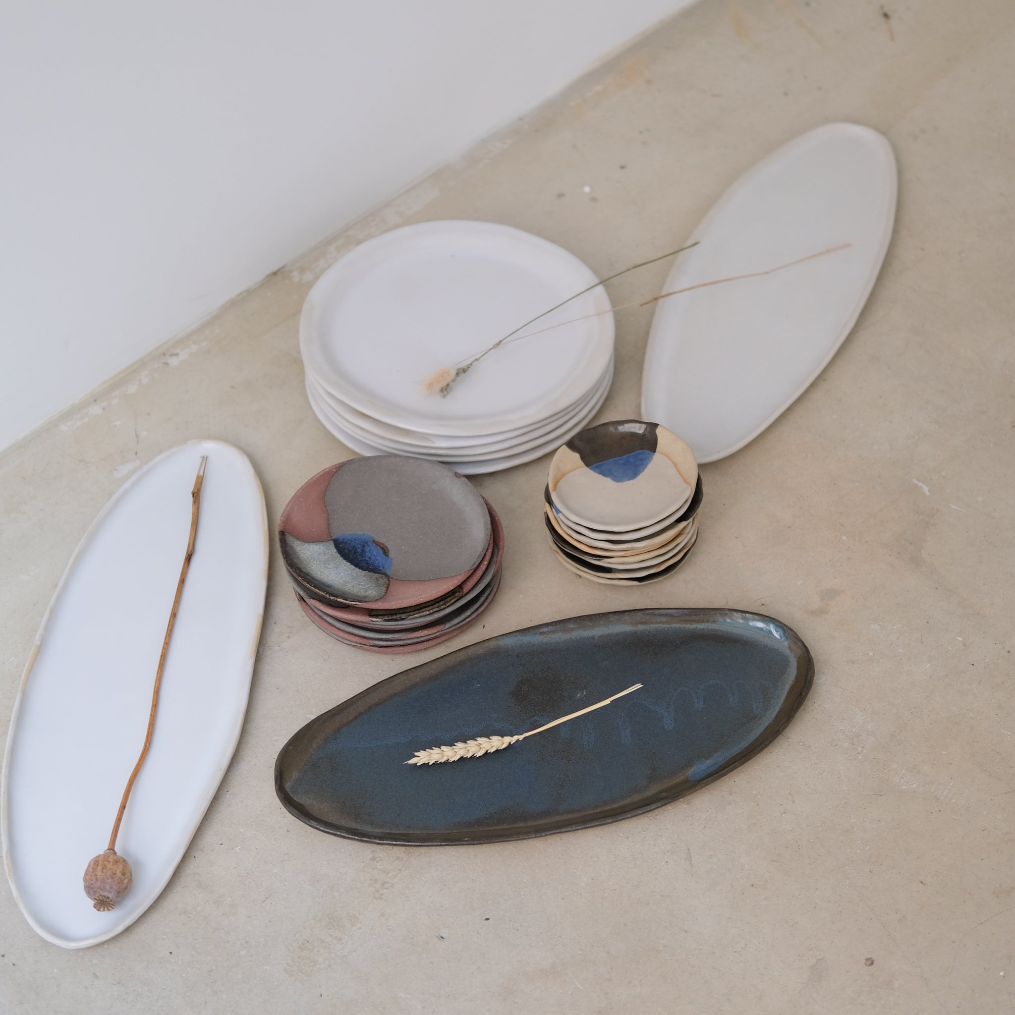 Plateau allongé en grès L 39cm- bleu satiné de Lola Moreau chez Brutal Ceramics