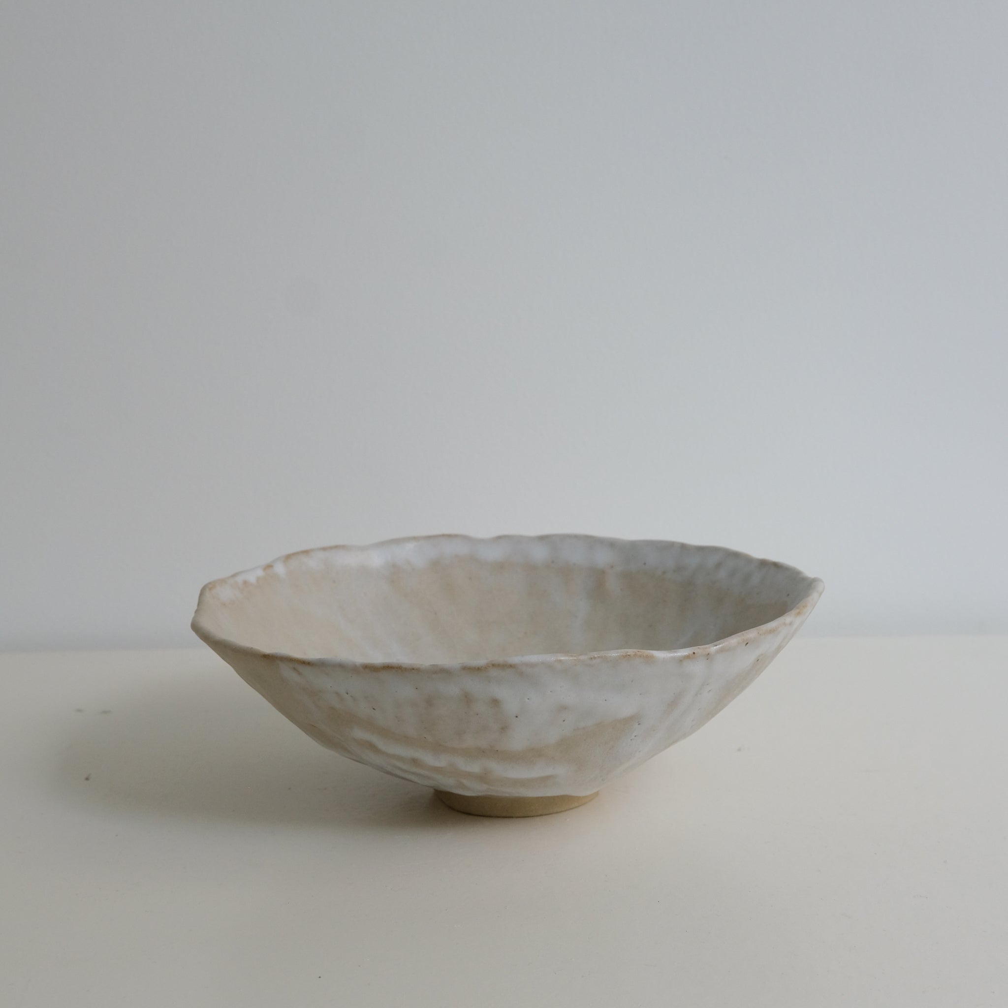 Coupe evasée en grès D 21cm- beige et blanc de Lola Moreau chez Brutal Ceramics