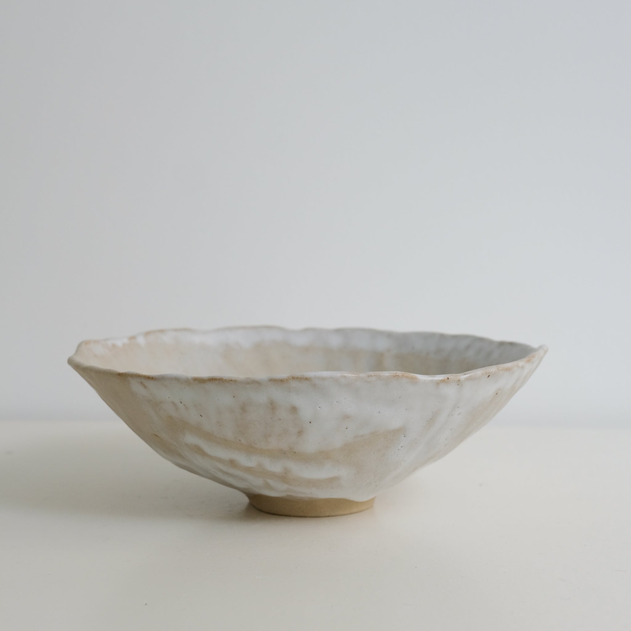 Coupe evasée en grès D 21cm- beige et blanc de Lola Moreau chez Brutal Ceramics