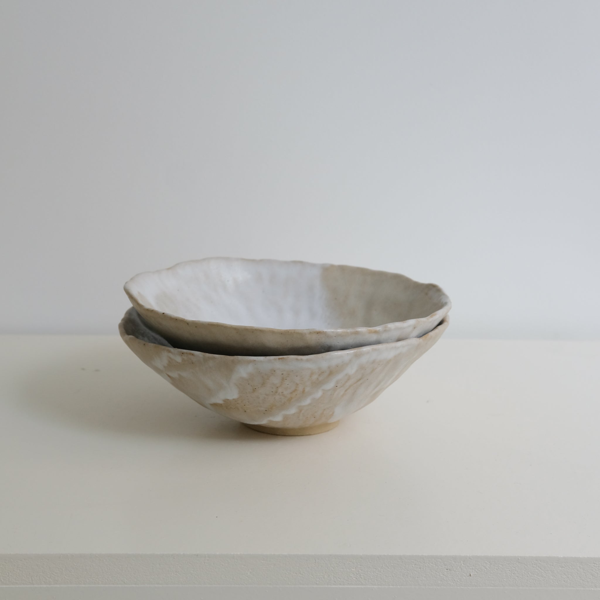 Coupe evasée en grès D 21cm- beige et blanc de Lola Moreau chez Brutal Ceramics