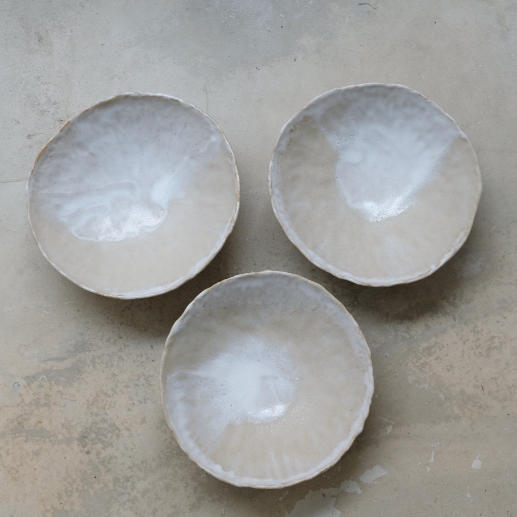 Coupe evasée en grès D 21cm- beige et blanc de Lola Moreau chez Brutal Ceramics