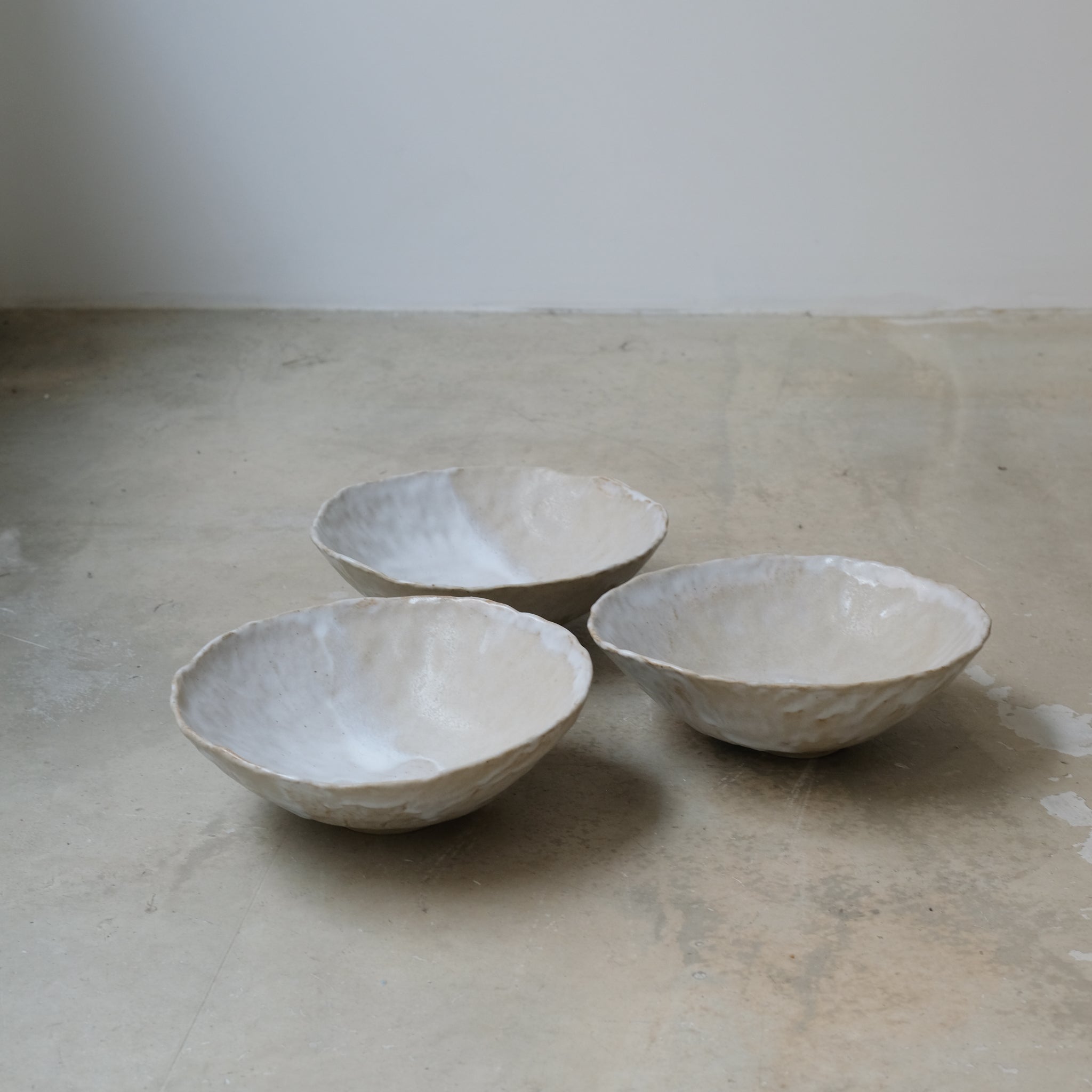 Coupe evasée en grès D 21cm- beige et blanc de Lola Moreau chez Brutal Ceramics