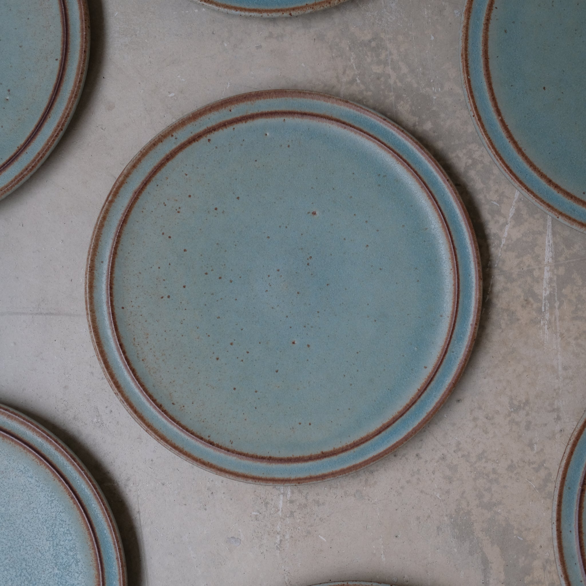 Assiette en Grès bleu-vert par Malo chez Brutal Ceramics