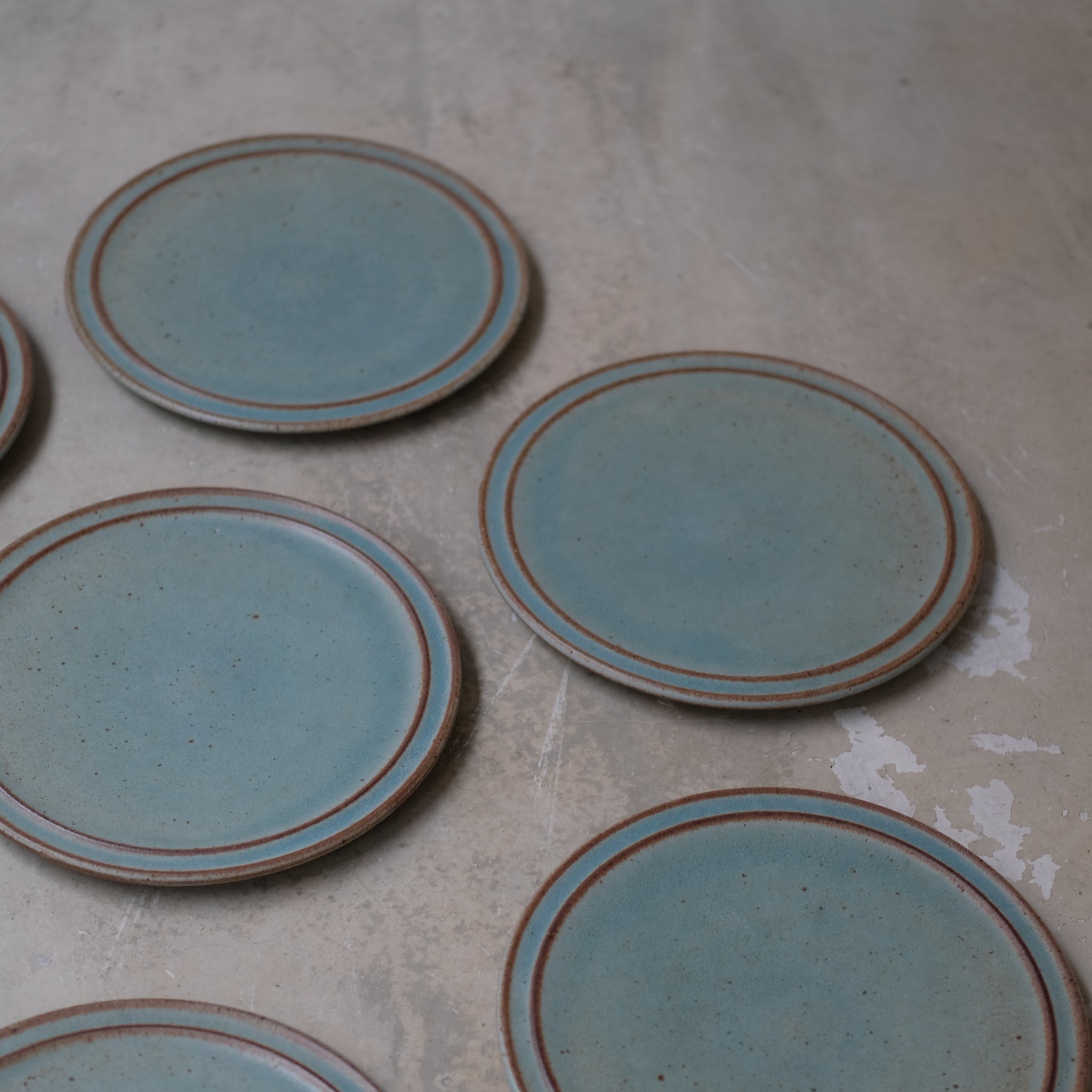 Assiette en Grès bleu-vert par Malo chez Brutal Ceramics