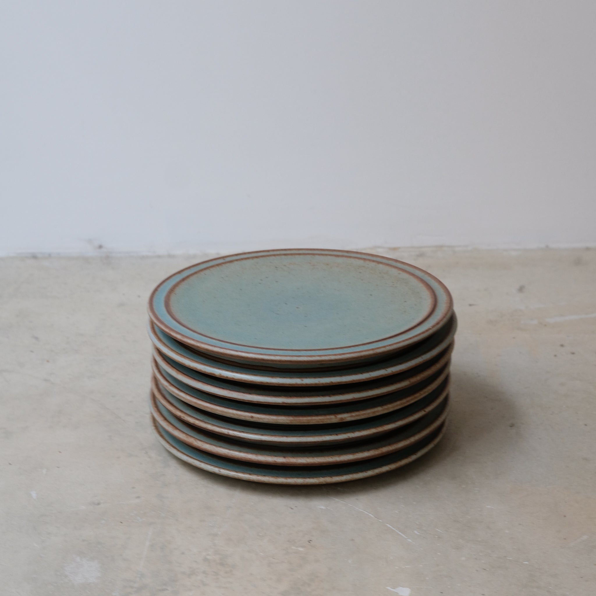 Assiette en Grès bleu-vert par Malo chez Brutal Ceramics