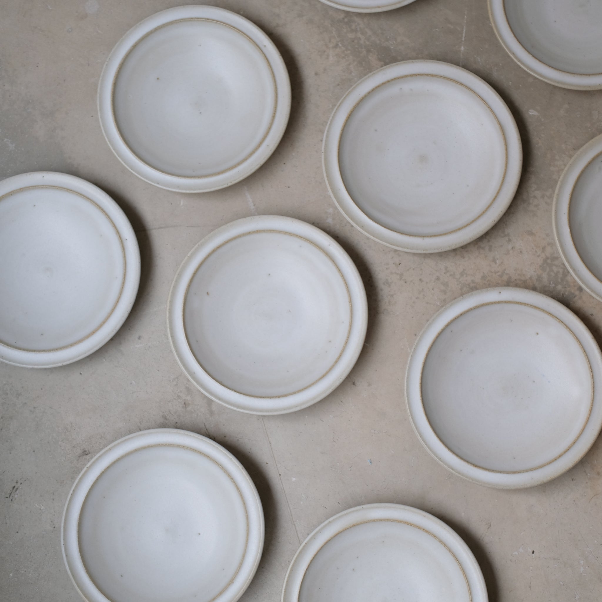 Assiette creuse en grès D17cm / Blanc cassé ar Malo chez Brutal